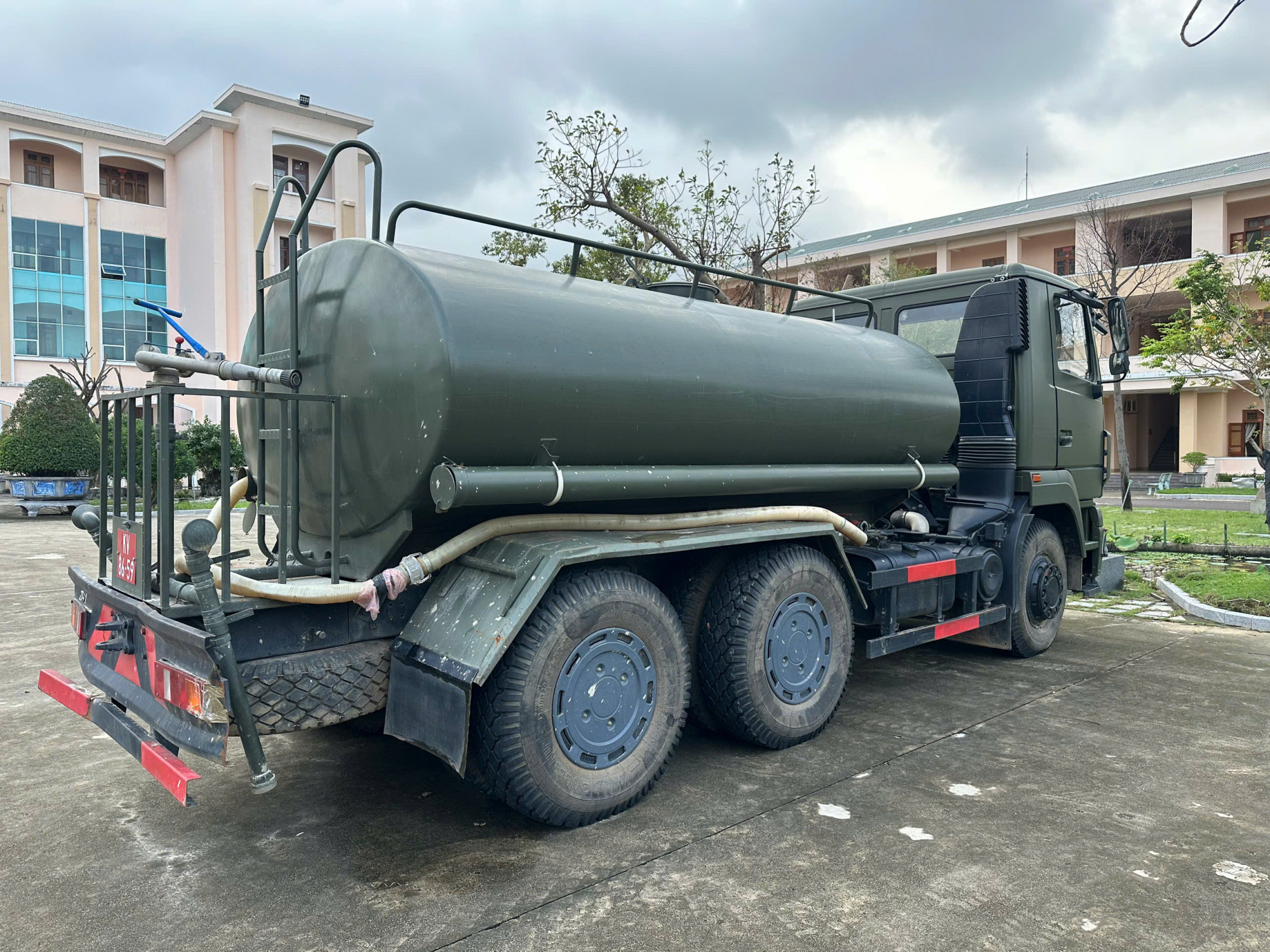 Bộ CHQS tỉnh Gia Lai điều động 2 xe bồn để cấp nước sạch cho người dân vùng lũ