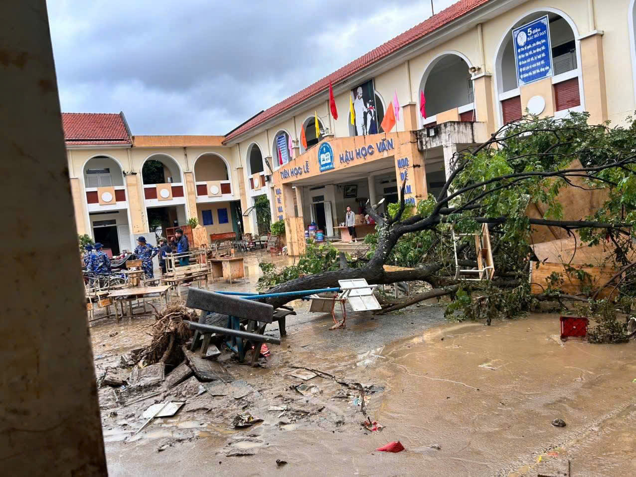 Tại Trường tiểu học Vĩnh Trung (phường Tây Nha Trang), cây bật tung gốc, thiết bị dạy và học hư hại nặng nề - Ảnh: Trần Hằng