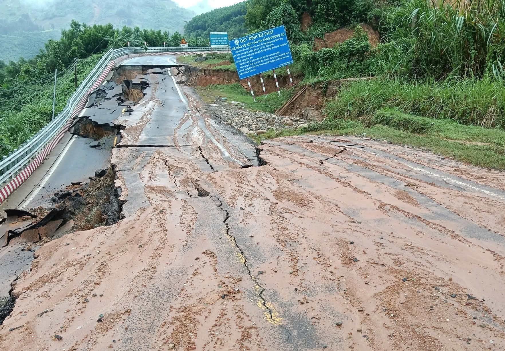 Điểm sạt lở tại đèo Khánh Lê - Ảnh: CSGT 