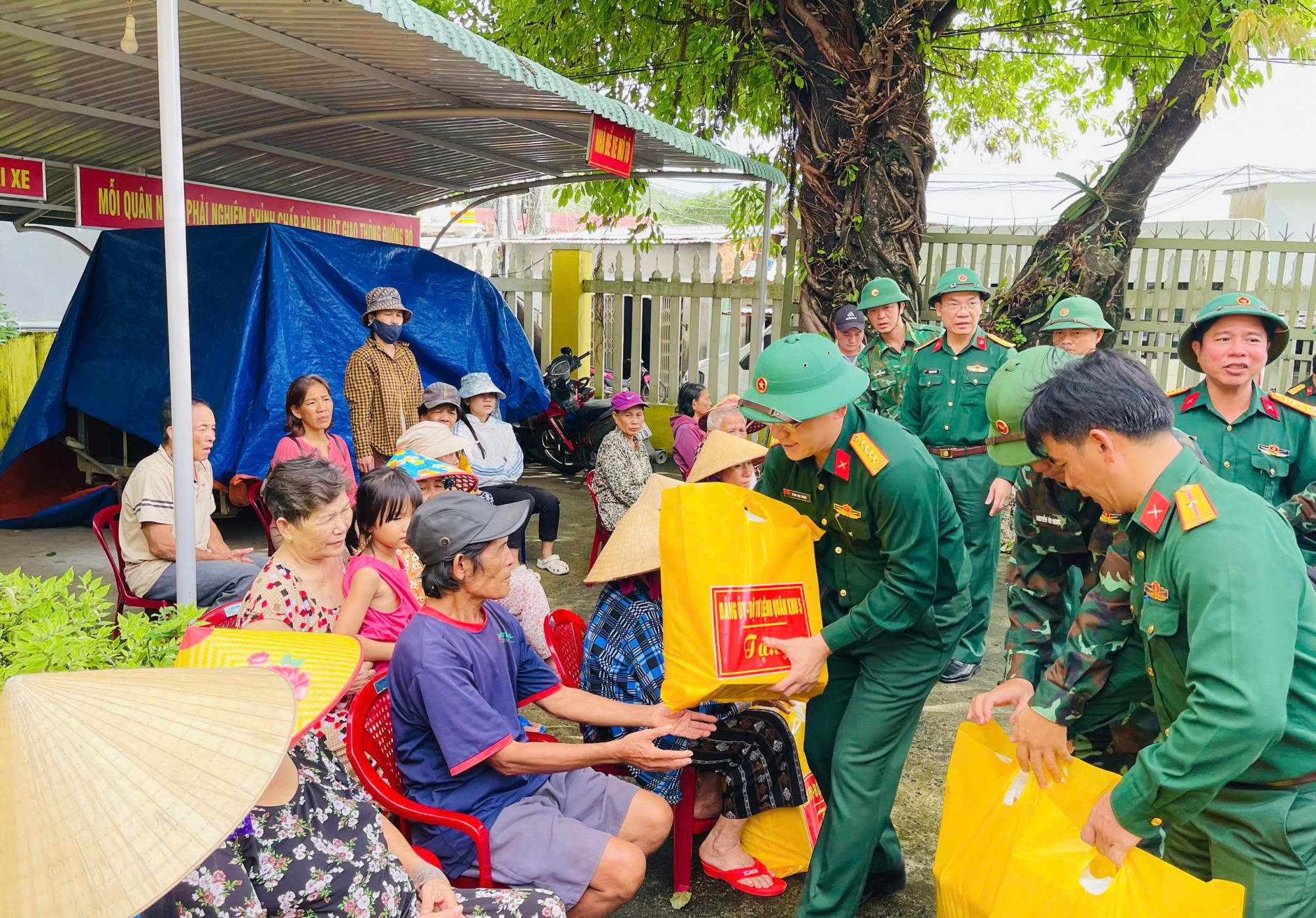 Đoàn công tác Quân khu 5 đã đến thăm, động viên và trao 50 suất quà tặng bà con vùng rốn lũ xã Hòa Xuân