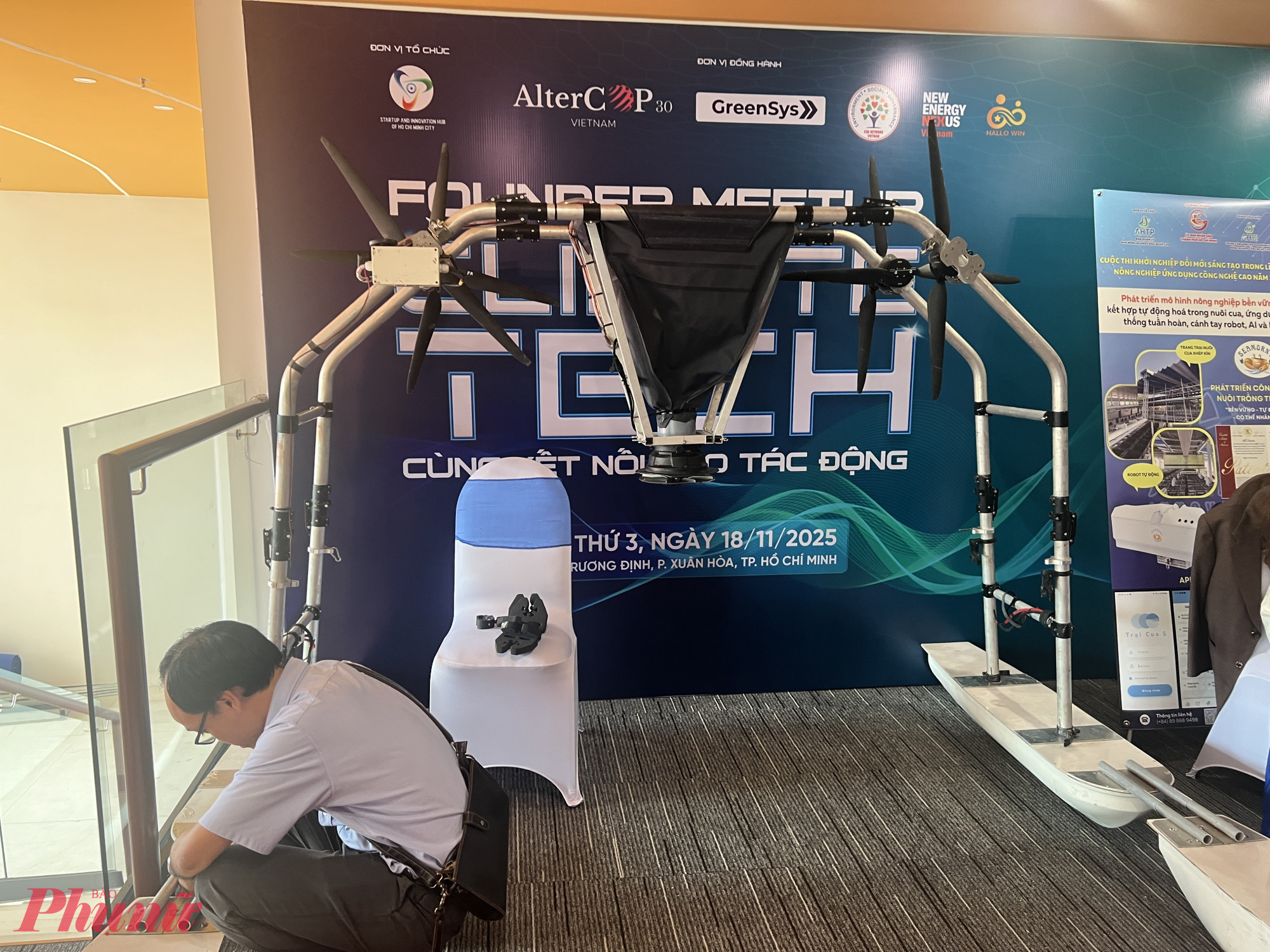 Dự án  Airboots – Robot nông nghiệp phun thuốc, bón phân, gieo hạt cho cây lúa. - Là dự án 'giầy không khí lướt trên bùn kết hợp phun, tưới tối ưu hơn phương tiện Drone (thiết bị bay), đạt giải ba chung cuộc.  