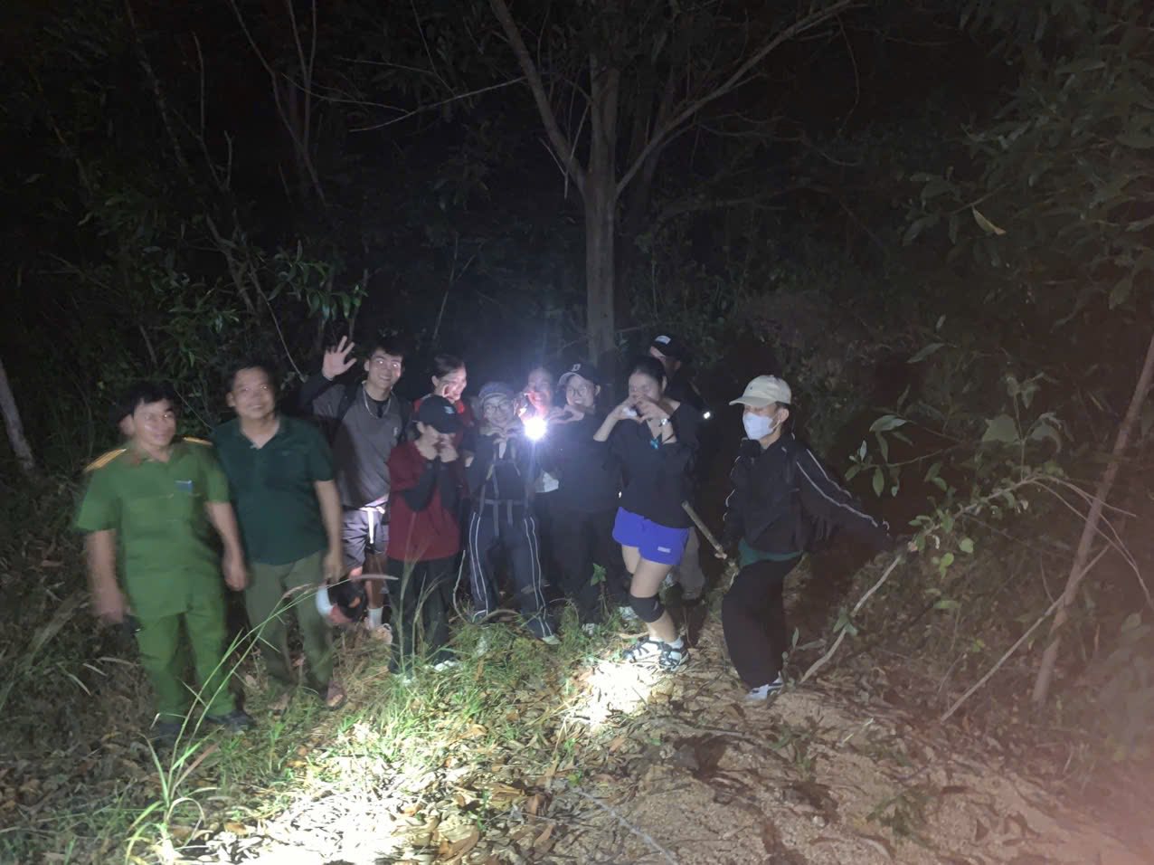 Nhóm 9 người được công an cứu thành công. Ảnh: CA