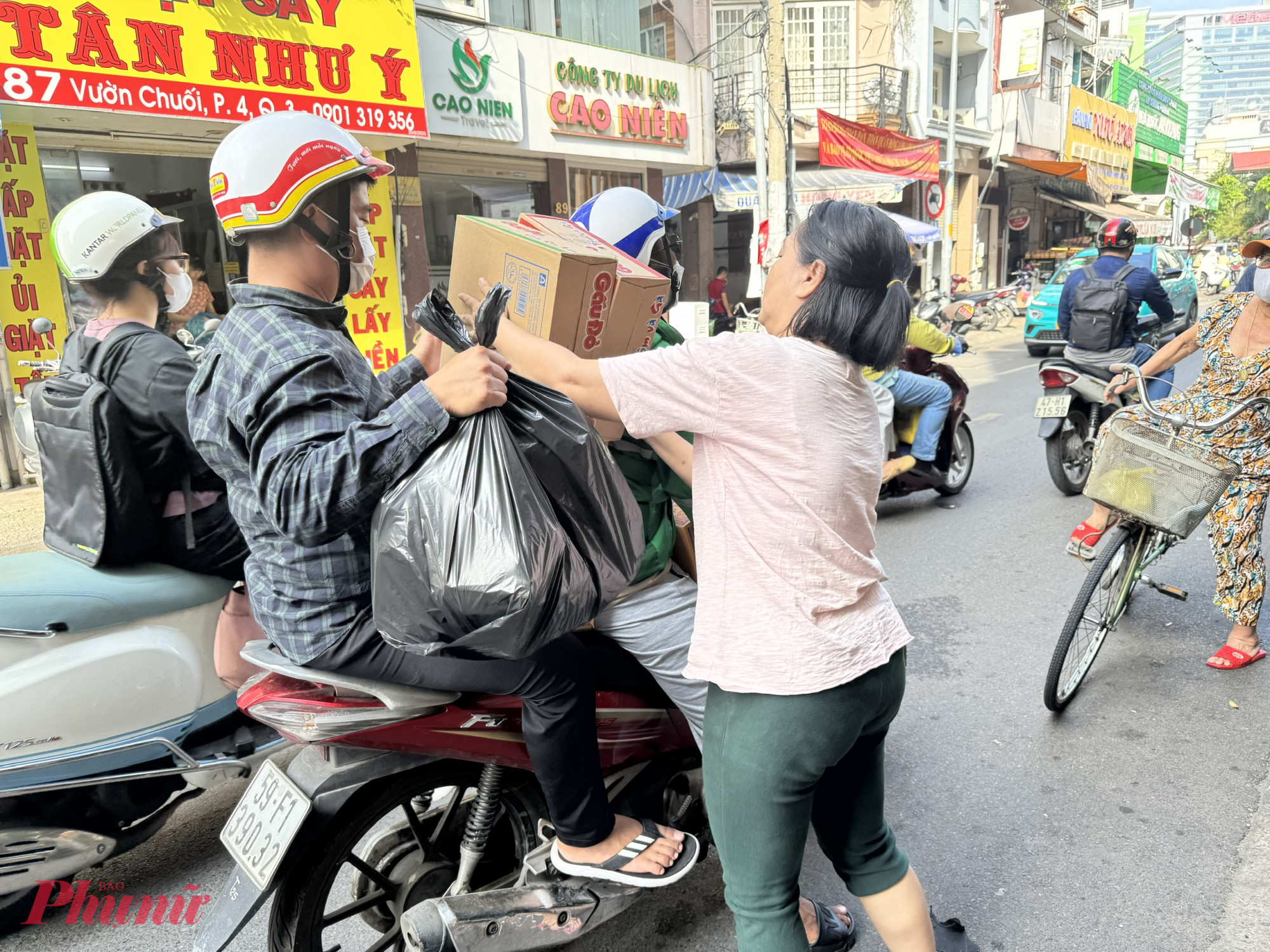 Anh N.M.T (phường Bàn Cờ) phải ghé đến 8 điểm bán trong sáng 24/11 mới mua được vài thùng mì để gửi ra miền Trung.