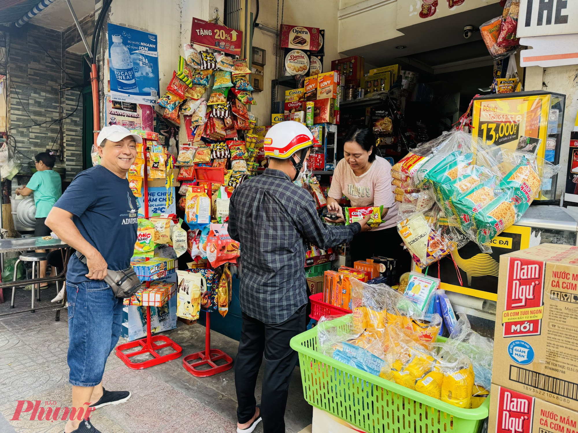 Tại một cửa hàng tạp hóa ở chợ Vườn Chuối, tiểu thương cho biết chỉ còn lại 2 thùng mì Gấu Đỏ, vì nhiều chung cư đồng loạt kêu gọi đóng góp hàng thiết yếu.