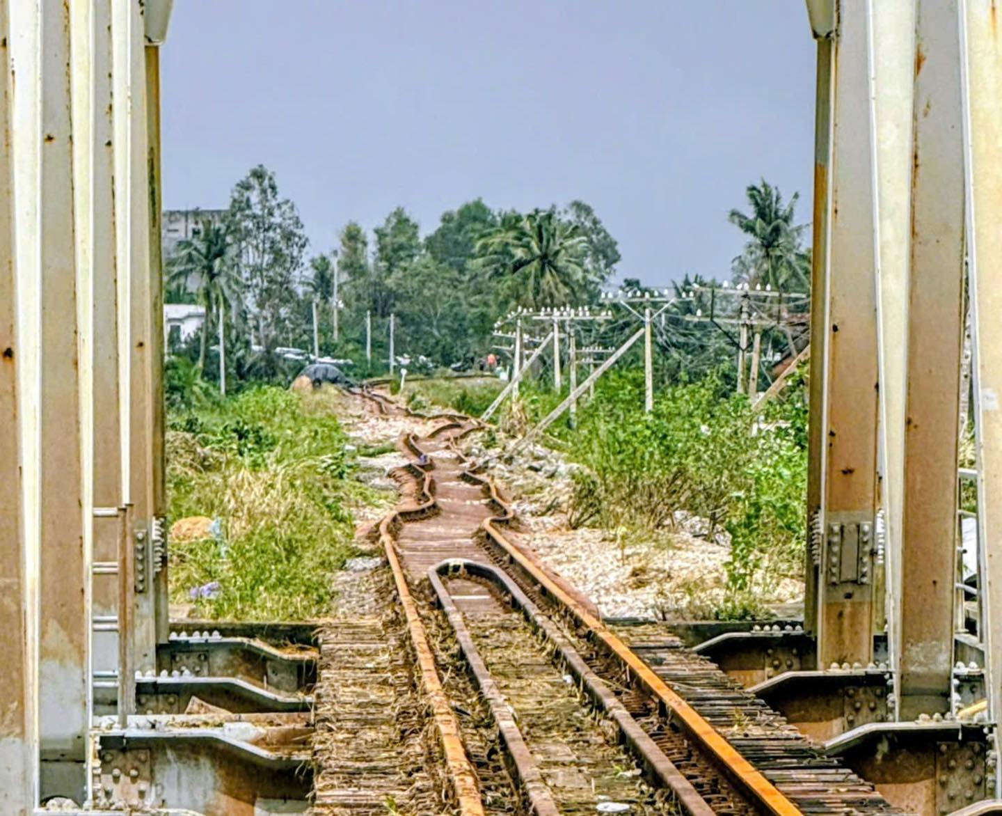 Đường ray bị biến dạng uốn lượn do lũ lụt - Ảnh: VNR