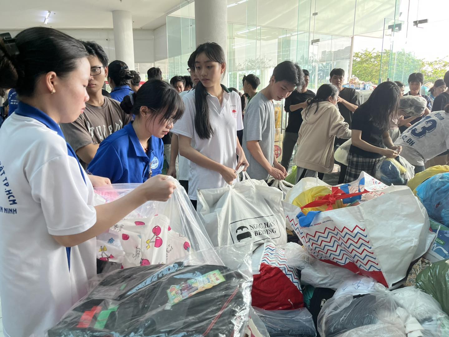 Hàng ngàn sinh viên ở TPHCM chung tay hỗ trợ sắp xếp hàng hóa trước khi gửi ra người dân vùng lũ