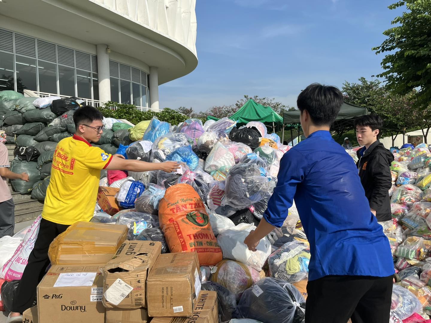 Hàng trăm tấn hàng hỗ trợ được chuyển đến Nhà văn hóa sinh viên TPHCM để phân loại trước khi chuyển đi - Ảnh: K.M