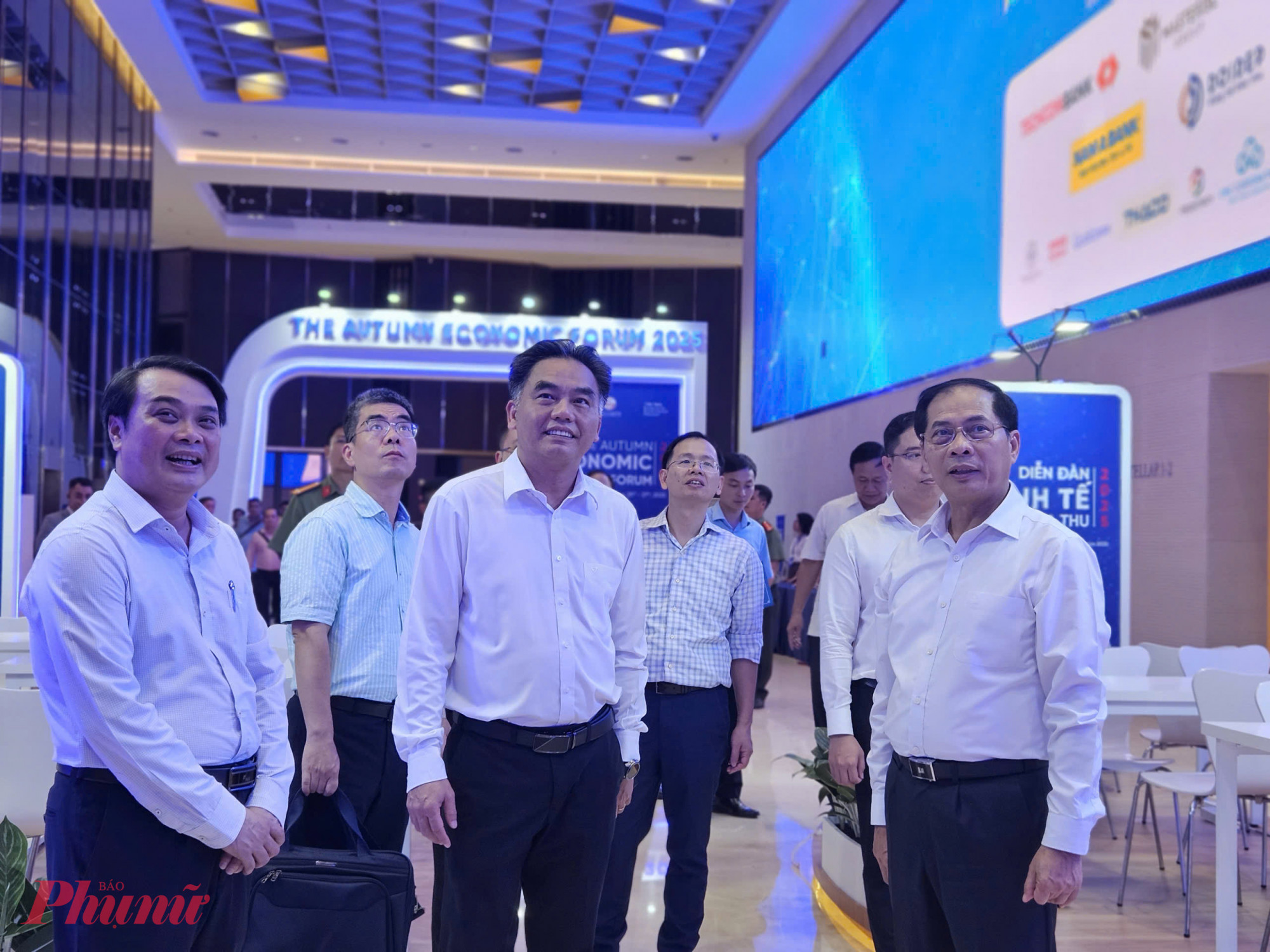 Tại buổi kiểm tra, lãnh đạo TPHCM báo cáo với Phó Thủ tướng về tiến độ triển khai các hạng mục trọng yếu, từ công tác đón tiếp, bố trí an ninh 3 lớp, đến hoàn thiện hệ thống kỹ thuật - truyền dẫn cho toàn bộ chương trình. 