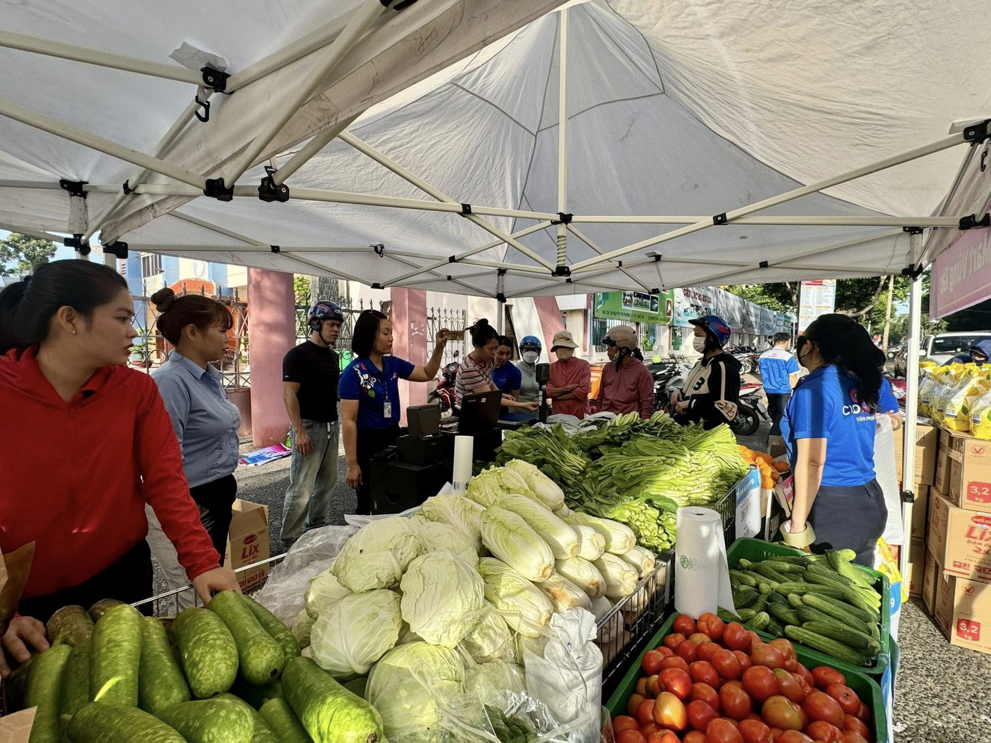 Người tiêu dùng chọn mua sản phẩm 'tick xanh tại một siêu thị Bách Hóa Xanh trên đường Bình Quới