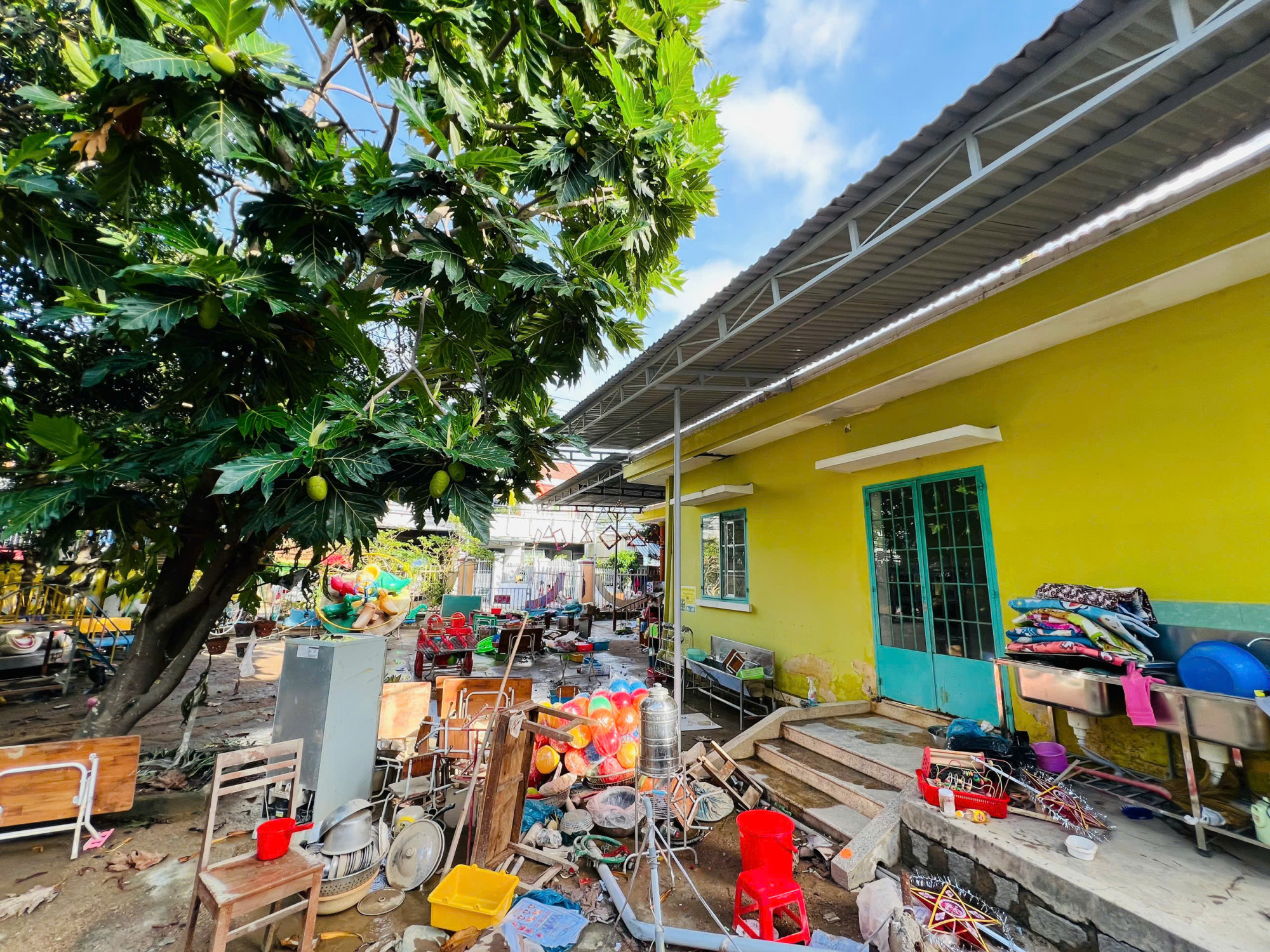 Sân trường Mầm Non Vĩnh Hiệp ( phường Tây Nha Trang) ngổn ngang dụng cụ học tập sau lũ - Ảnh: Trần Hằng