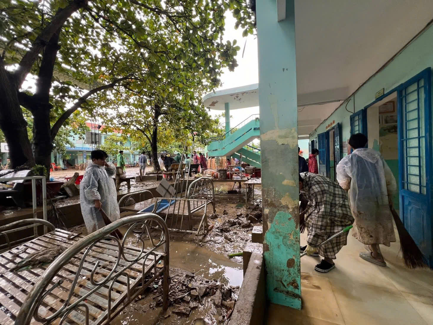 Trường Tiểu học Vĩnh Phương 1 ( phường Bắc Nha Trang) ngập trong bùn sau lũ