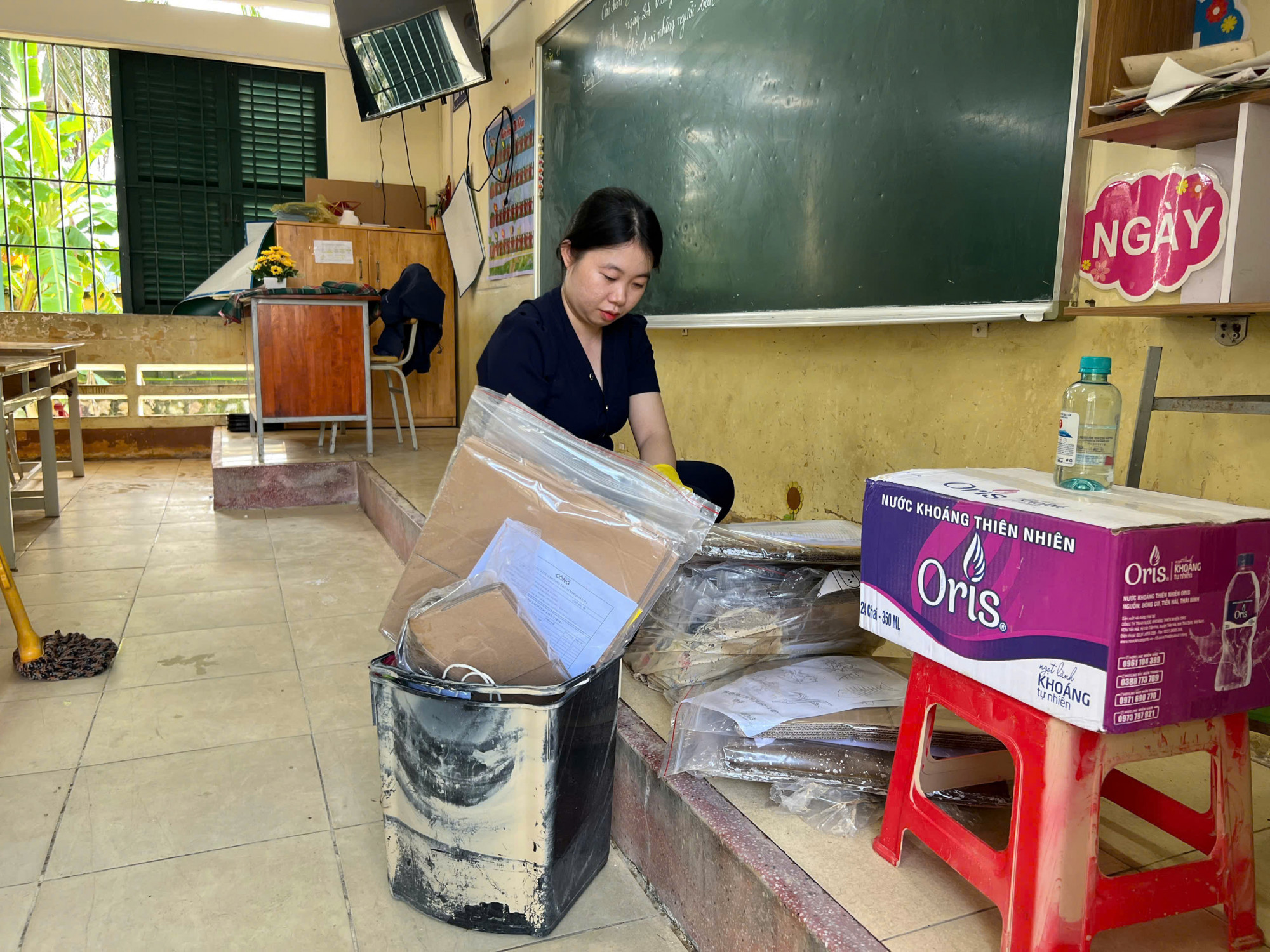 Giáo viên trường Tiểu học Vĩnh Hiệp (phường Tây Nha Trang) dọn dẹp trường sau lũ