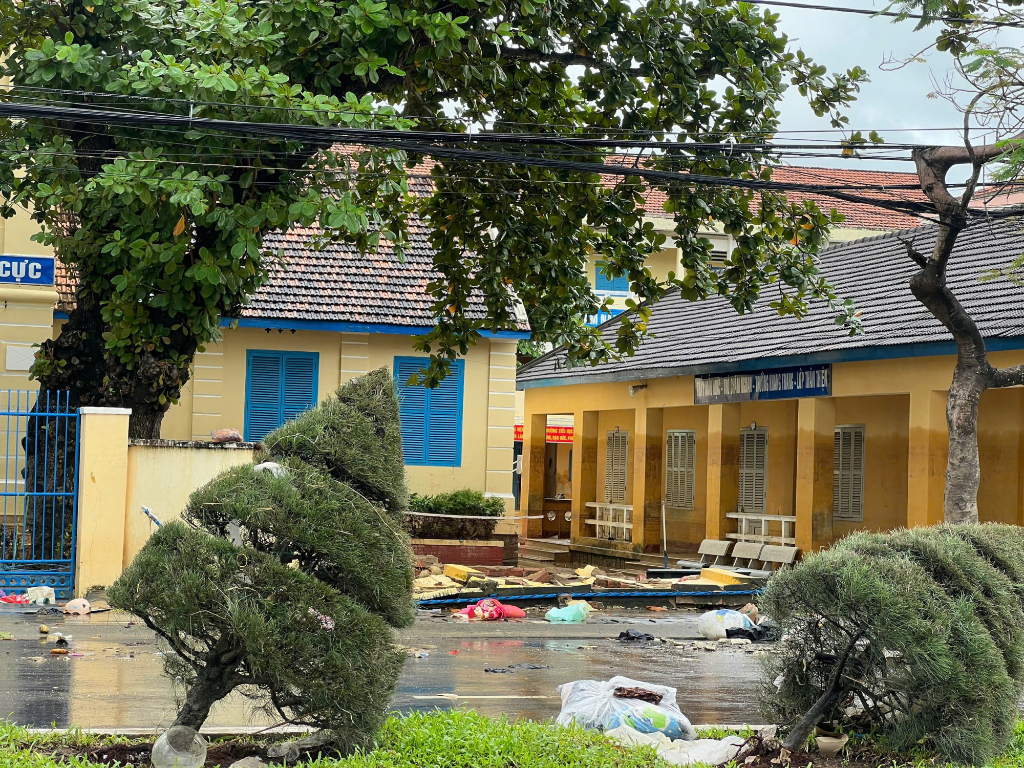 Trường Tiểu học Diên An 1 (xã Diên Khánh) ngổn ngang, tường bao sập - Ảnh: Trần Hằng