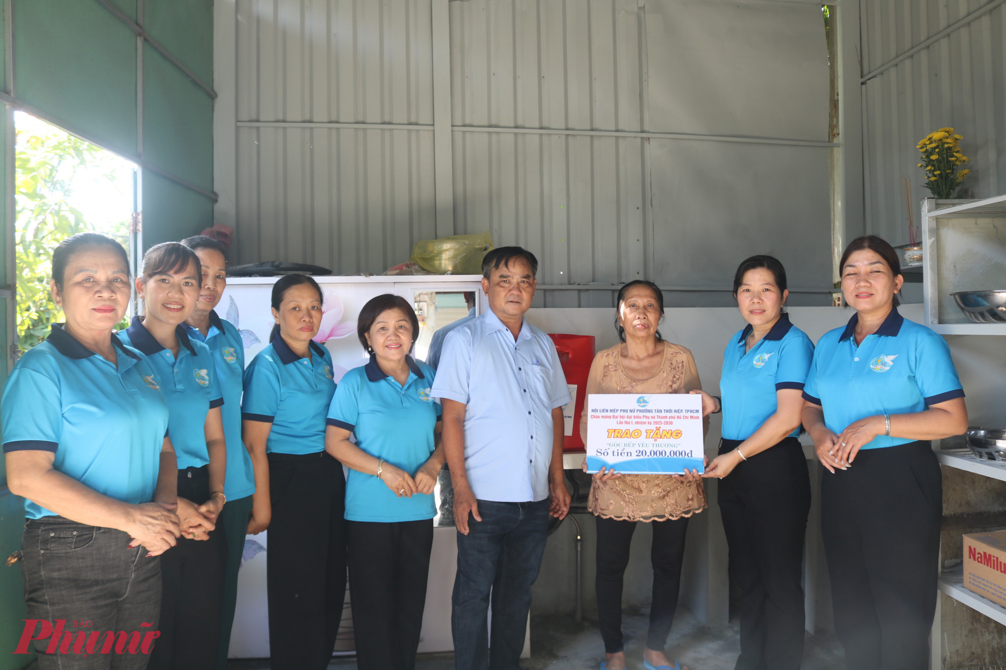 Hội bàn giao công trình “Góc bếp yêu thương” cho bà Thắm (thứ 3, từ phải qua) - Ảnh: Mẫn Nhi