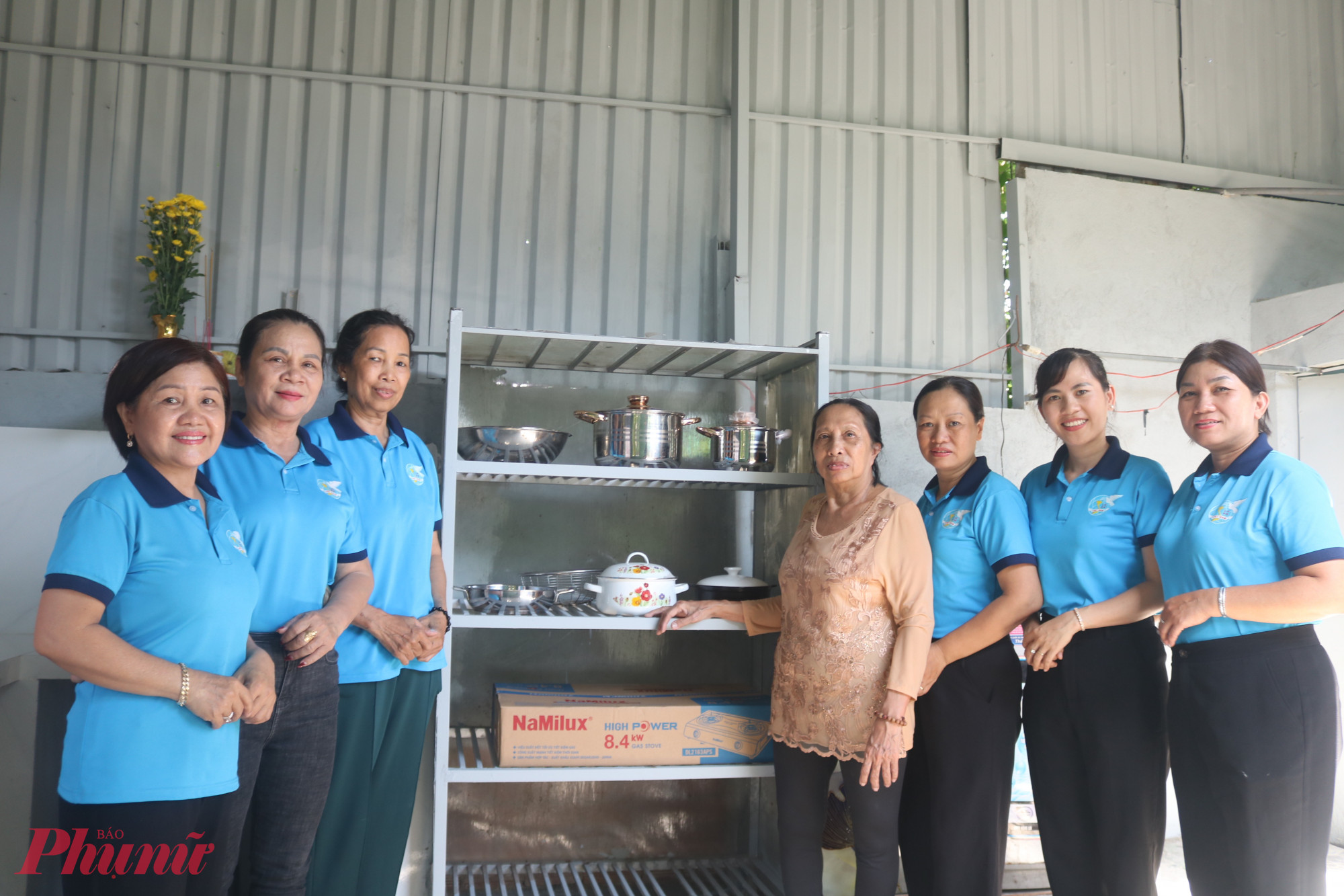 Bên cạnh góc bếp đã sửa sang chỉn chu, bà Thắm còn được tặng nhiều vật dụng dùng vào việc nấu nướng - Ảnh: Mẫn Nhi