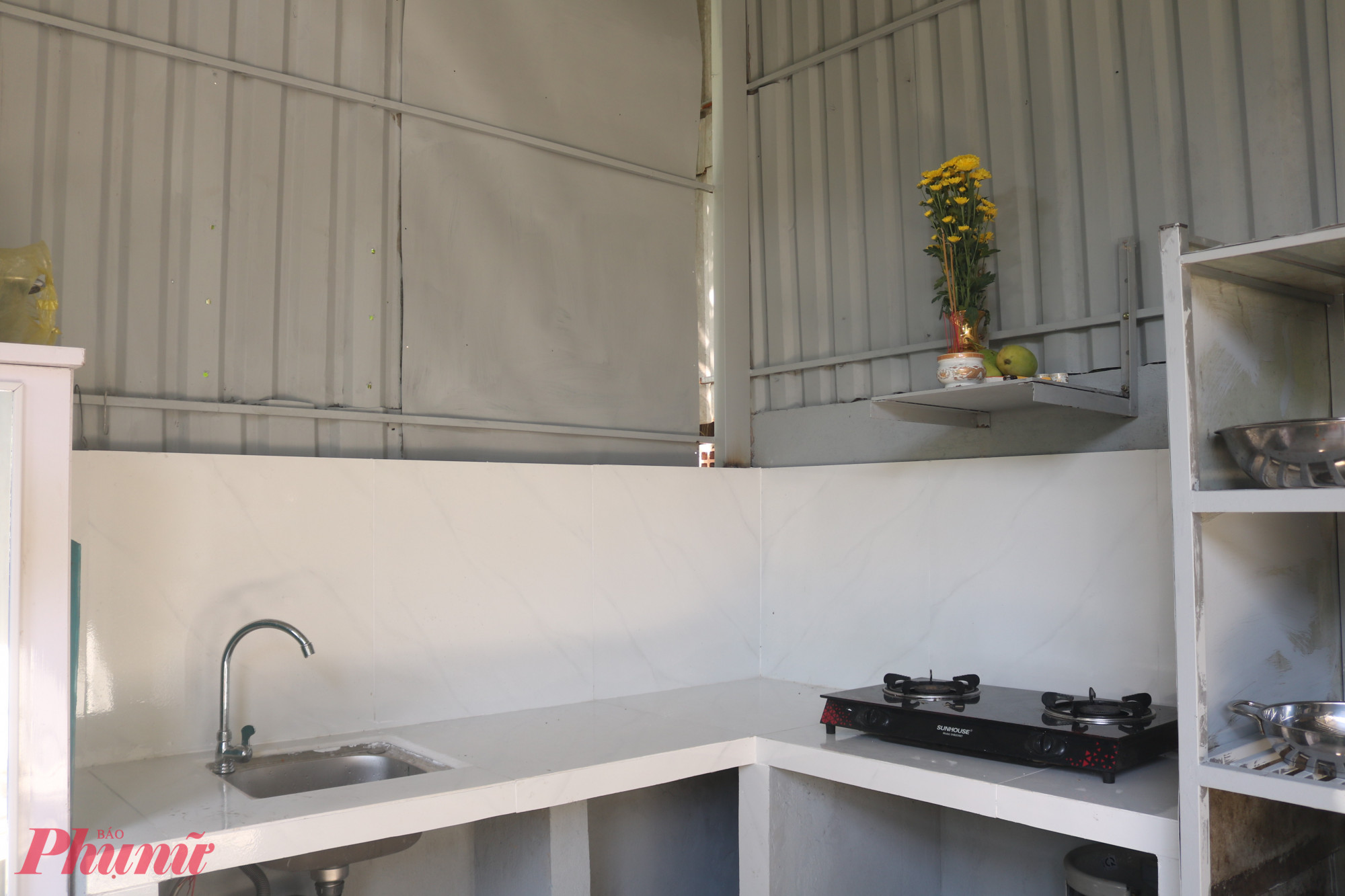 Góc bếp nhà bà Thắm trước đây và hiện tại - Ảnh: Mẫn Nhi