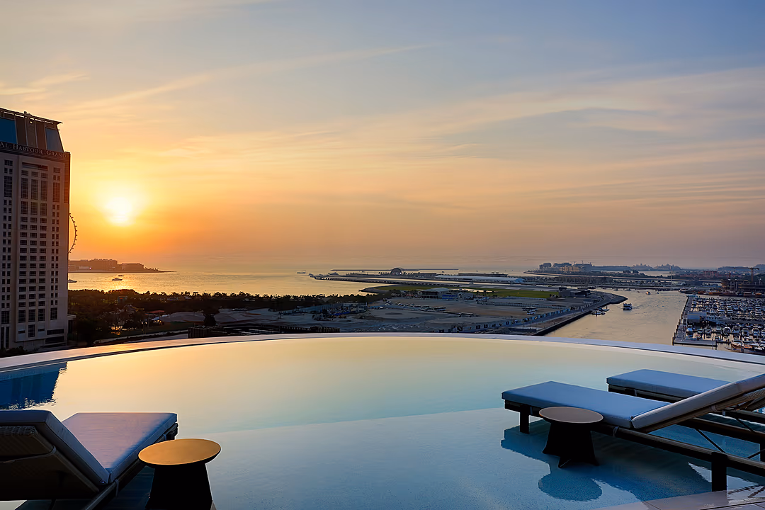 Hồ bơi vô cực ngoài trời hướng ra biển ở tầng 76, đây là một trong những hồ bơi cao nhất thế giới. - Ảnh: Hannah Puesto 