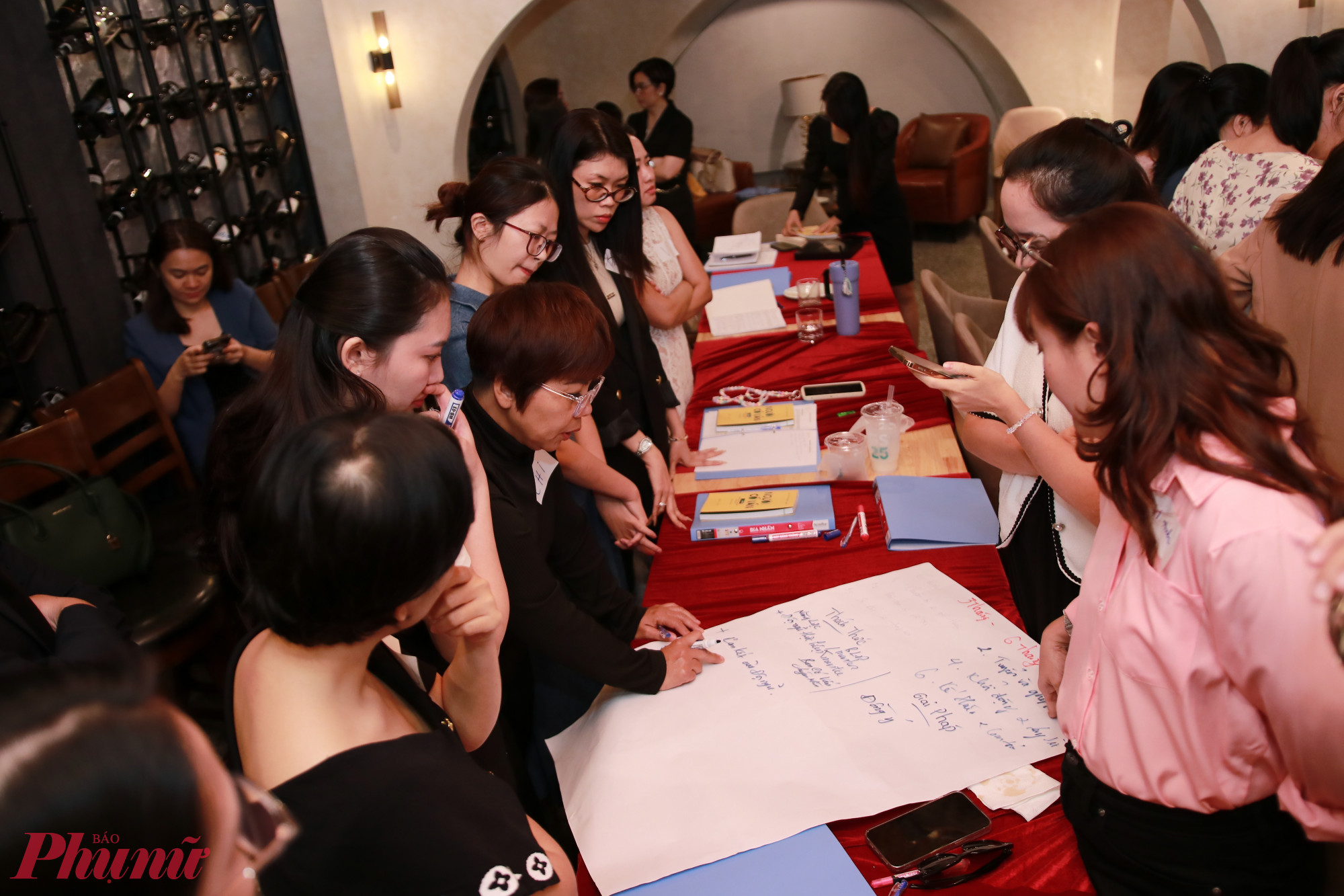 Các học viên đang thảo luận tại khóa học