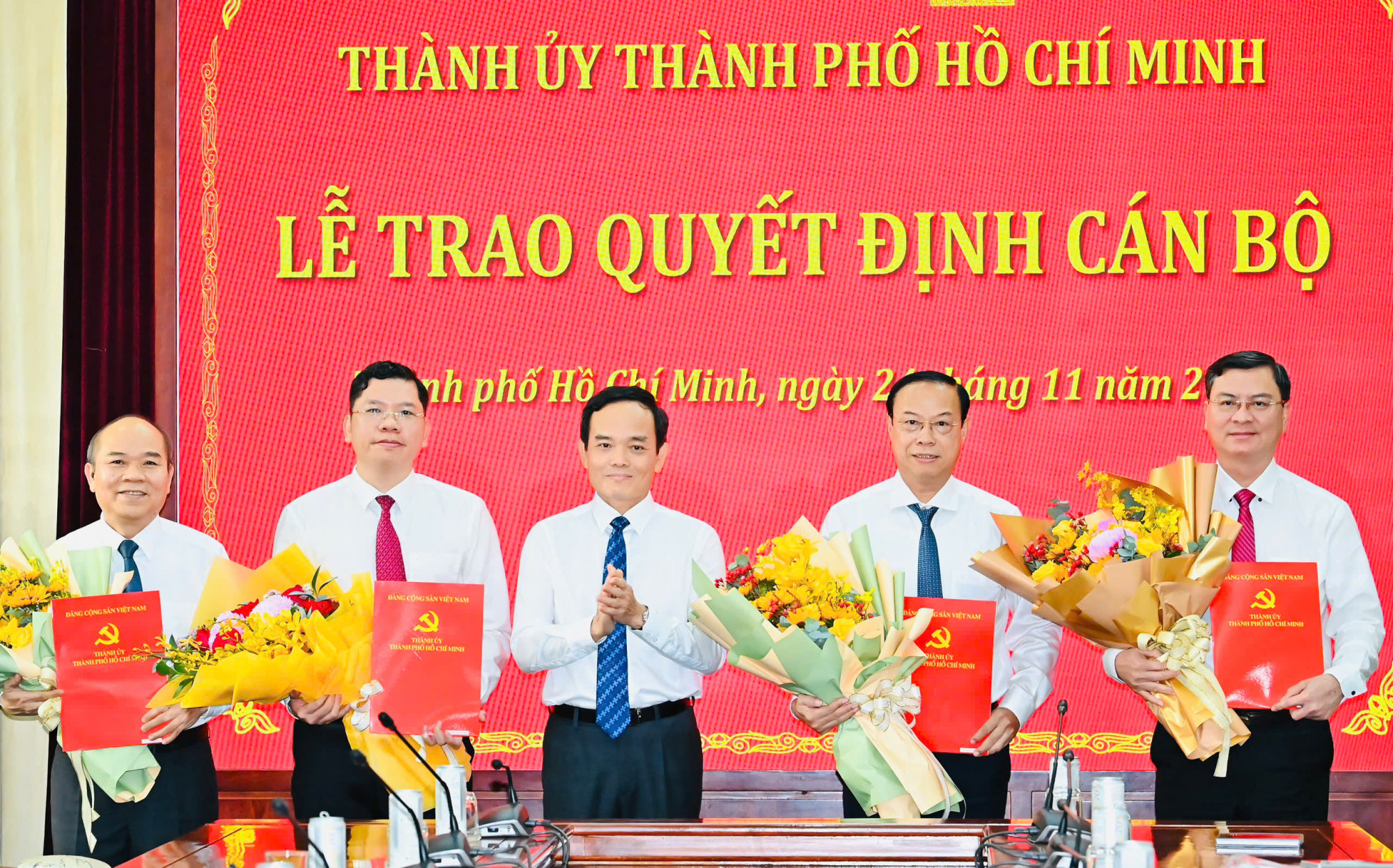 Bí thư Thành ủy TPHCM Trần Lưu Quang trao các quyết định về công tác cán bộ - Ảnh: Việt Dũng/ SGGP