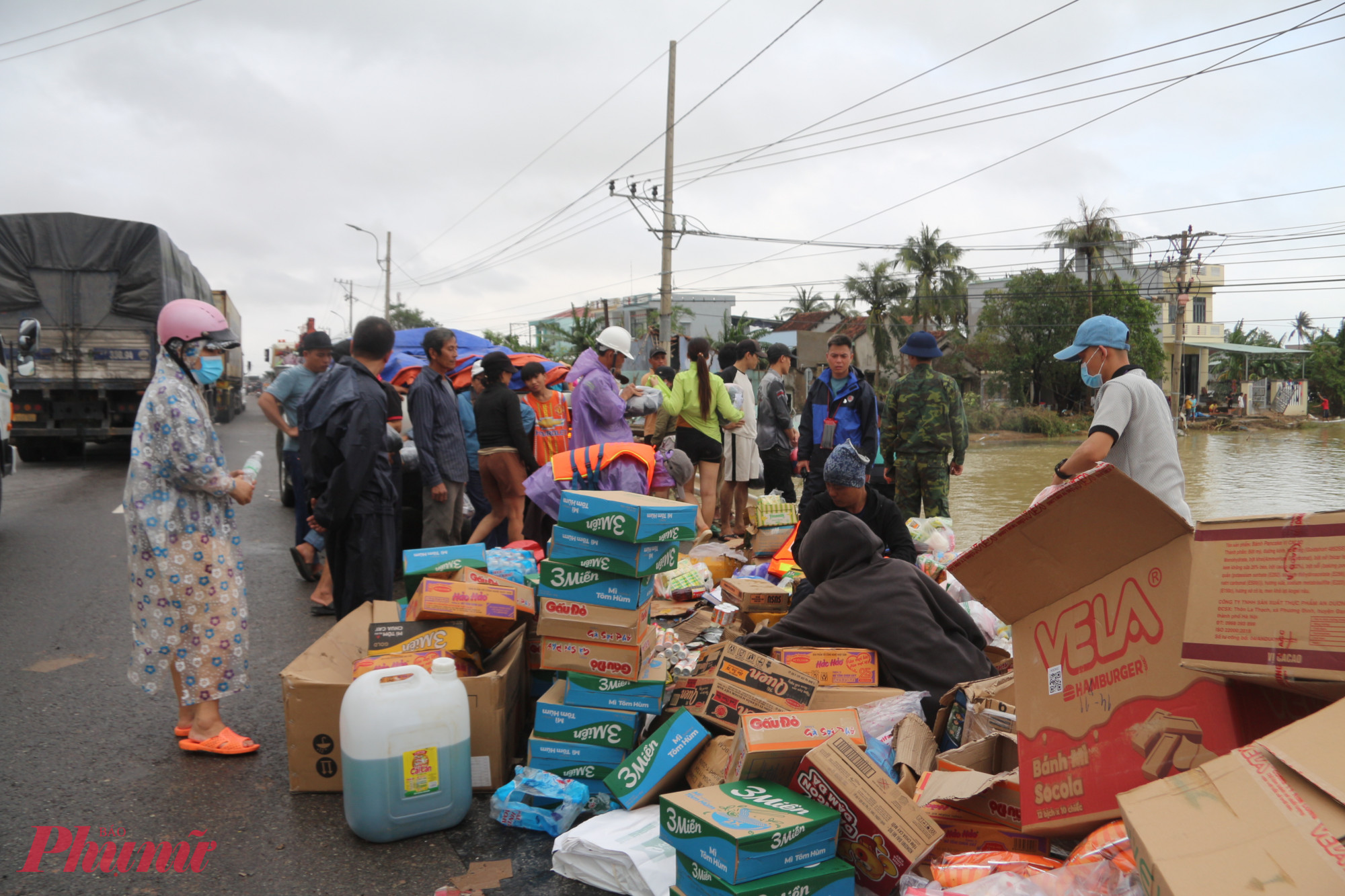 Nhiều đoàn cứu trợ vẫn đang nỗ lực hướng về người dân vùng lũ xã Hòa Xuân