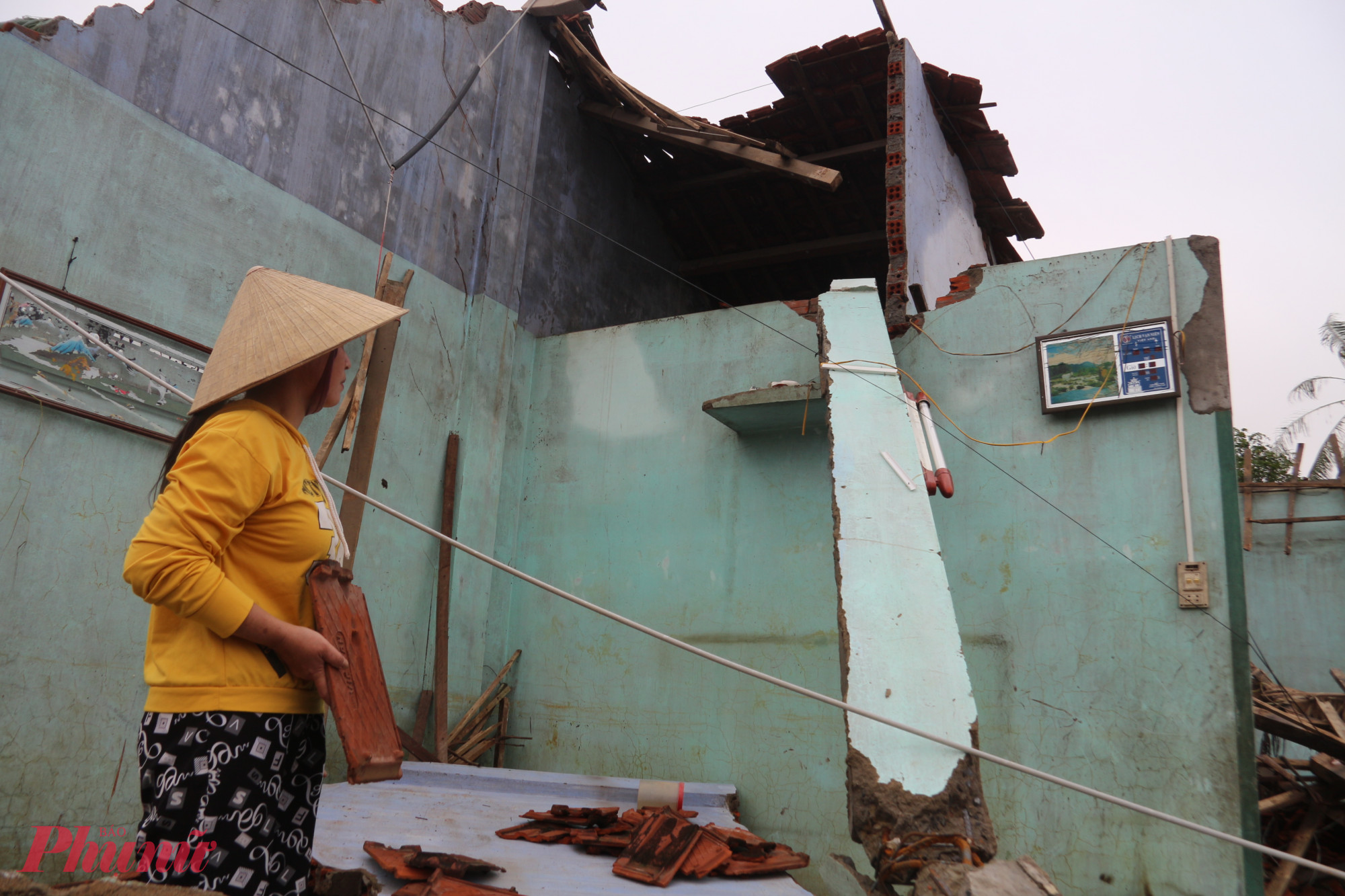 Sau đêm lũ dữ, gia đình chị Nguyễn Thị Trinh rơi vào cảnh trắng tay, căn nhà duy nhất bị sập hoàn toàn