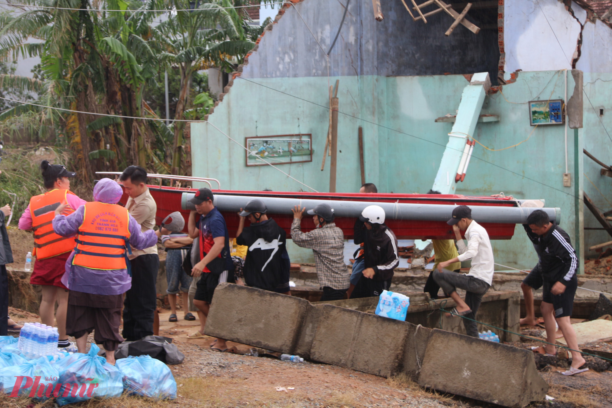 Các nhóm thiện nguyện tiếp tục di chuyển ghe, xuồng đến các vùng cô lập khác để thực hiện công tác cứu trợ cho bà con