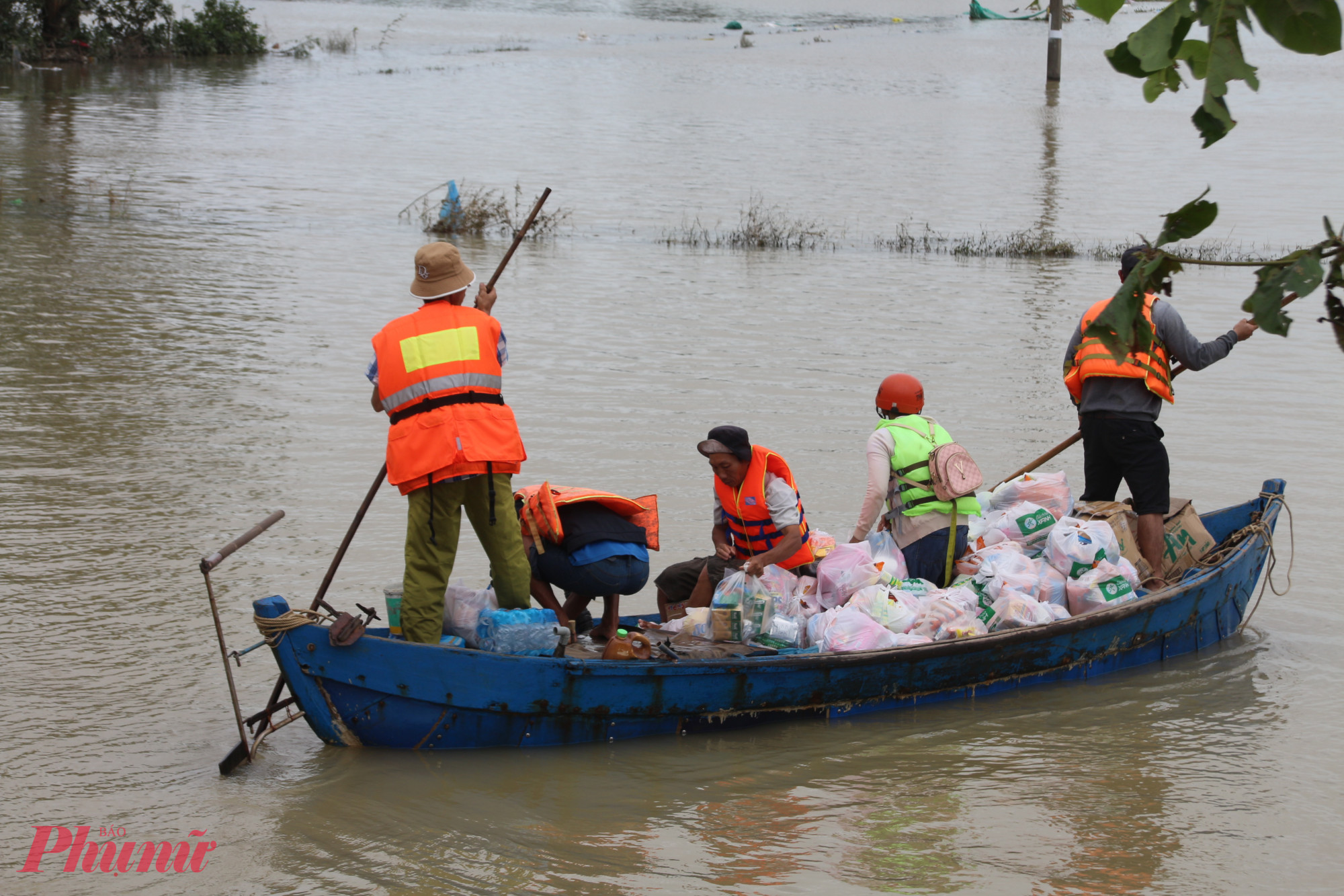 Các đội cứu hộ dùng ghe, thuyền để vận chuyển nhu yếu phẩm vào vùng cô lập