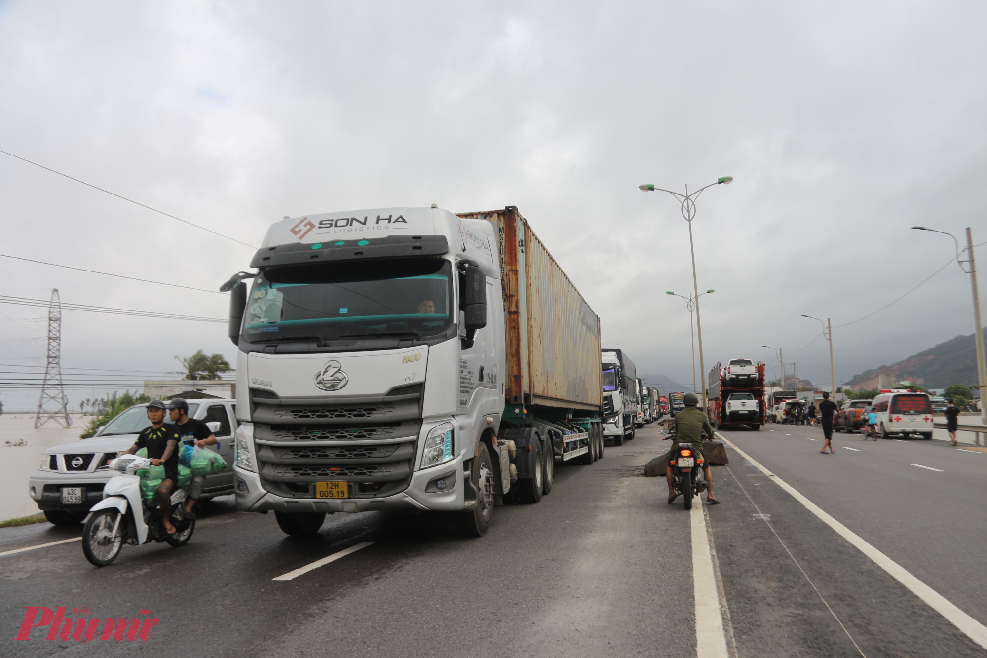 Các đoàn xe cứu trợ nối đuôi nhau trên quốc lộ 1A 