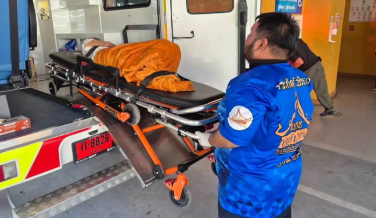 Người phụ nữ được cứu khỏi cái chết kinh hoàng do hỏa táng được đưa lên xe cứu thương tại Wat Rat Prakongtham vào Chủ nhật. (Ảnh: Wat Rat Prakongtham)  Please credit and share this article with others using this link: https://www.bangkokpost.com/thailand/general/3143273/dead-65yearold-found-alive-in-coffin-just-before-cremation. View our policies at http://goo.gl/9HgTd and http://goo.gl/ou6Ip. © Bangkok Post PCL. All rights reserved.