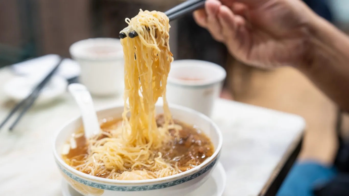 Đi du lịch vì ẩm thực đang tăng lên. Theo Trip.com, lượng đặt phòng liên quan đến ẩm thực tăng 43% so với cùng kỳ năm trước và các điểm đến là Trung Quốc, Thái Lan và Singapore. Điều thú vị là, du khách sành ăn cũng chủ yếu đến từ Hồng Kông, Singapore, Hàn Quốc và Nhật Bản. Khách du lịch cũng thích ghé siêu thị để khám phá ẩm thực địa phương.