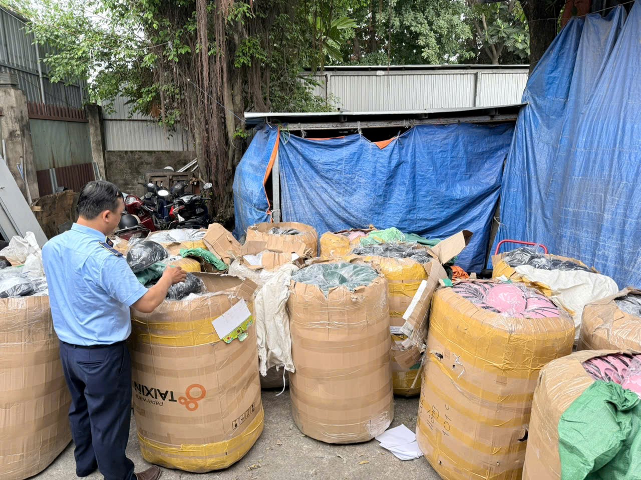 Kho hàng mũ bảo hiểm kém chất lượng quy mô lớn ở phường Bình Tân