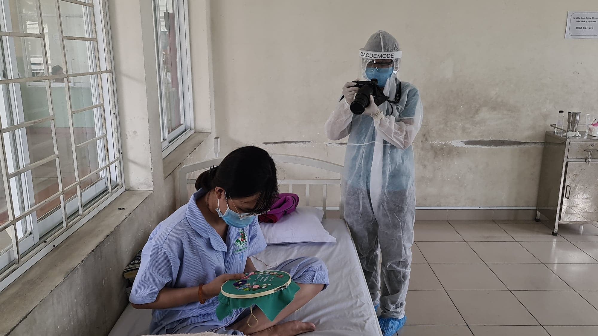 Phóng viên Phạm An - Báo Phụ nữ TPHCM tác nghiệp trong mùa dịch COVID-19