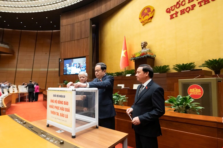 Chủ tịch Quốc hội Trần Thanh Mẫn ủng hộ đồng bào lũ lụt - ảnh: QH