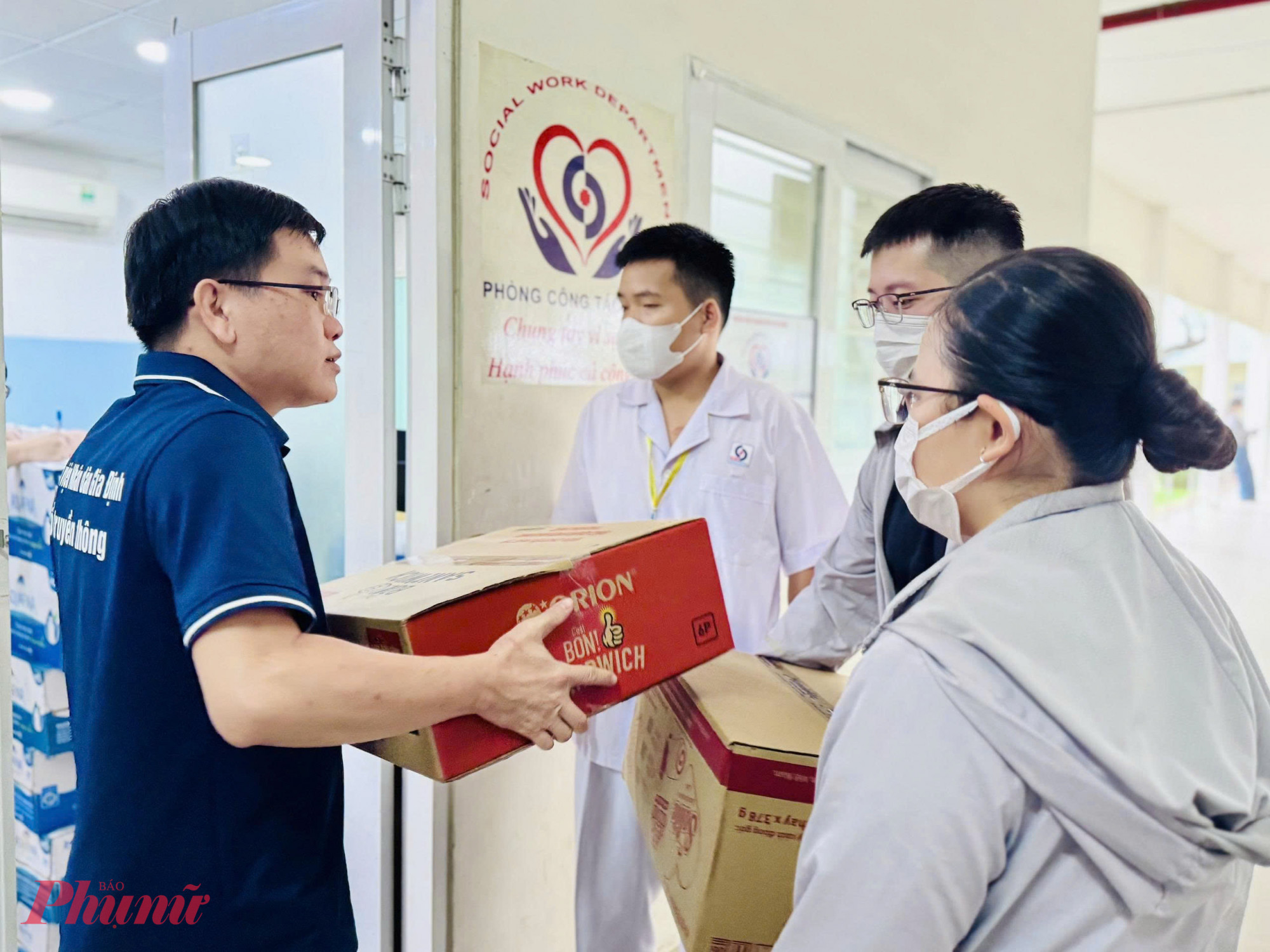 Theo đó, nhân viên y tế tại bệnh viện, thân nhân, bệnh nhân có thể Toàn bộ quy trình tiếp nhận, công khai và sử dụng nguồn ủng hộ sẽ do Hội Chữ thập đỏ và Công đoàn Bệnh viện thực hiện minh bạch, đúng quy định