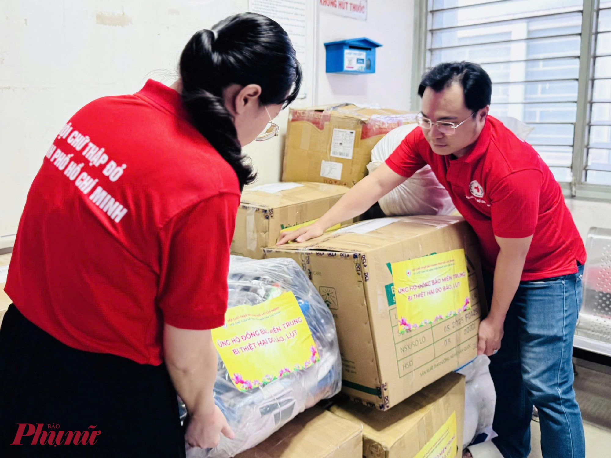 Bệnh viện Nhân dân Gia Định đã phát động chương trình “Ủng hộ đồng bào miền Trung bị thiệt hại do bão, lũ lụt” với sự tham gia của Hội Chữ thập đỏ, Công đoàn, Đoàn Thanh niên cùng toàn thể viên chức, người lao động