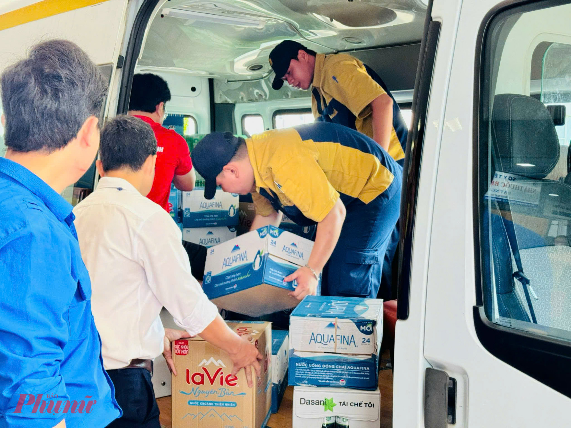 Các hàng thiết yếu được nhân viên bệnh viện, hội chữ thập đỏ chuẩn bị mang đến người dân miền Trung