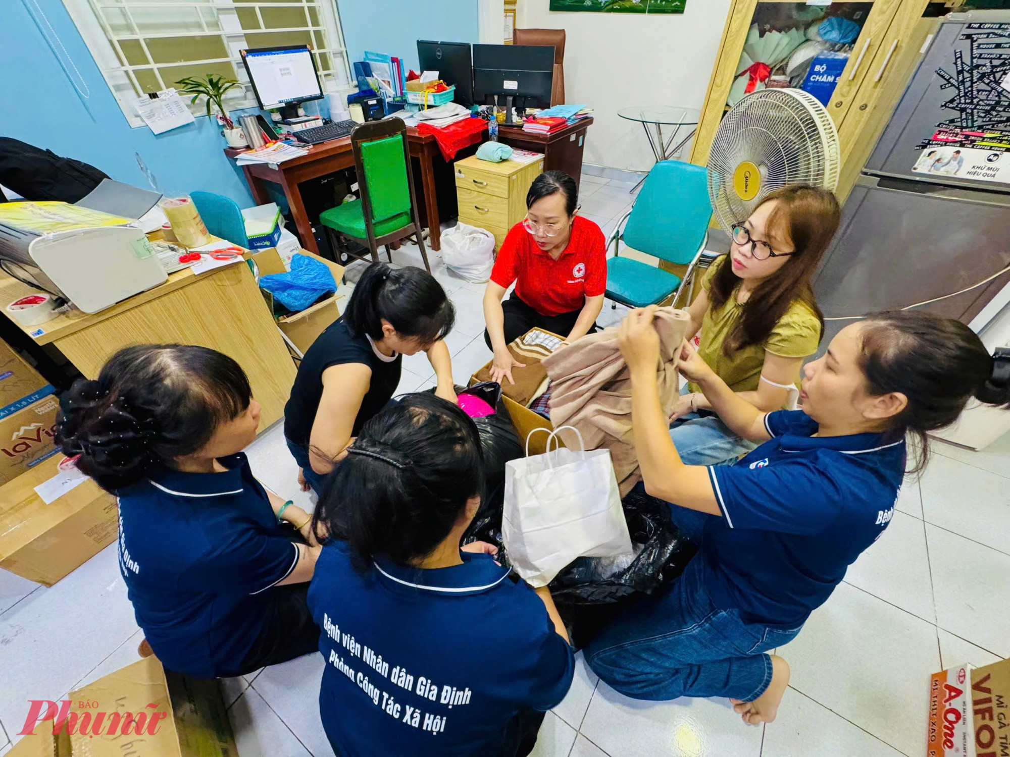 Rất nhiều viên chức và người lao động mang theo quần áo, nhu yếu phẩm và vật dụng thiết yếu đến để chung tay hỗ trợ đồng bào miền Trung đang bị ảnh hưởng nặng nề bởi bão lũ Nguồn quỹ sẽ được dùng để mua dụng cụ, vật tư y tế hỗ trợ các Trạm y tế xã, đồng thời chuyển đến Mặt trận Tổ quốc Việt Nam và Hội Chữ thập đỏ TPHCM