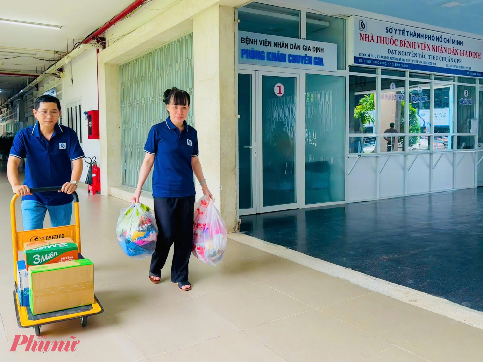 Mọi người cũng mang mì gói, sữa, lương khô, nước uống, chăn màn, áo ấm… ủng hộ đồng bào bị ảnh hưởng bão lũ