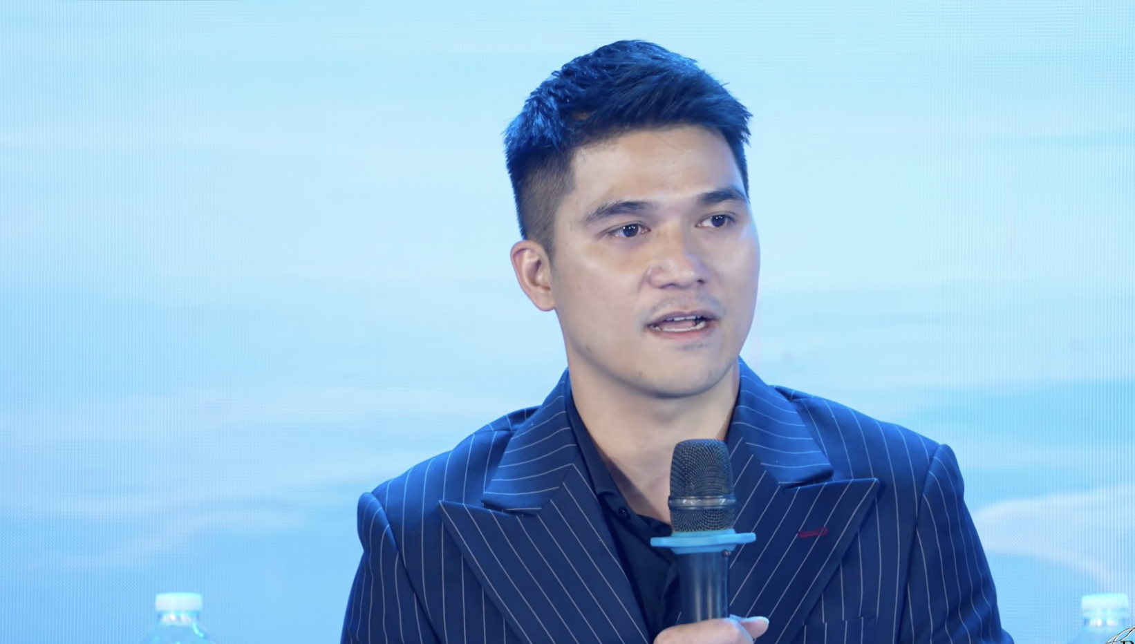 Ông Bảo Hoàng trả lời truyền thông, báo giới vào chiều 24/11, tại TPHCM