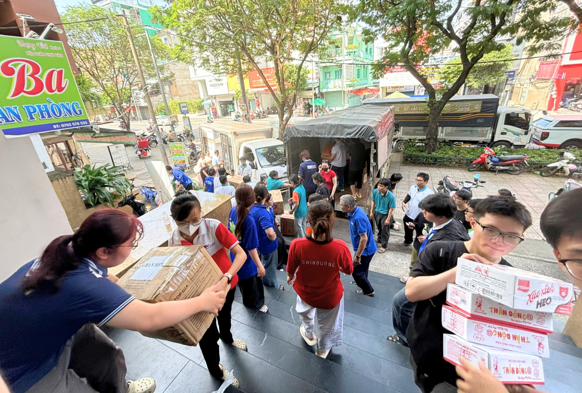 Hàng ngàn sinh viên ở TPHCM cũng chung tay sắp xếp, vận chuyển hàng cứu trợ ra vùng bị ảnh hưởng bởi bão, lũ - Ảnh: 