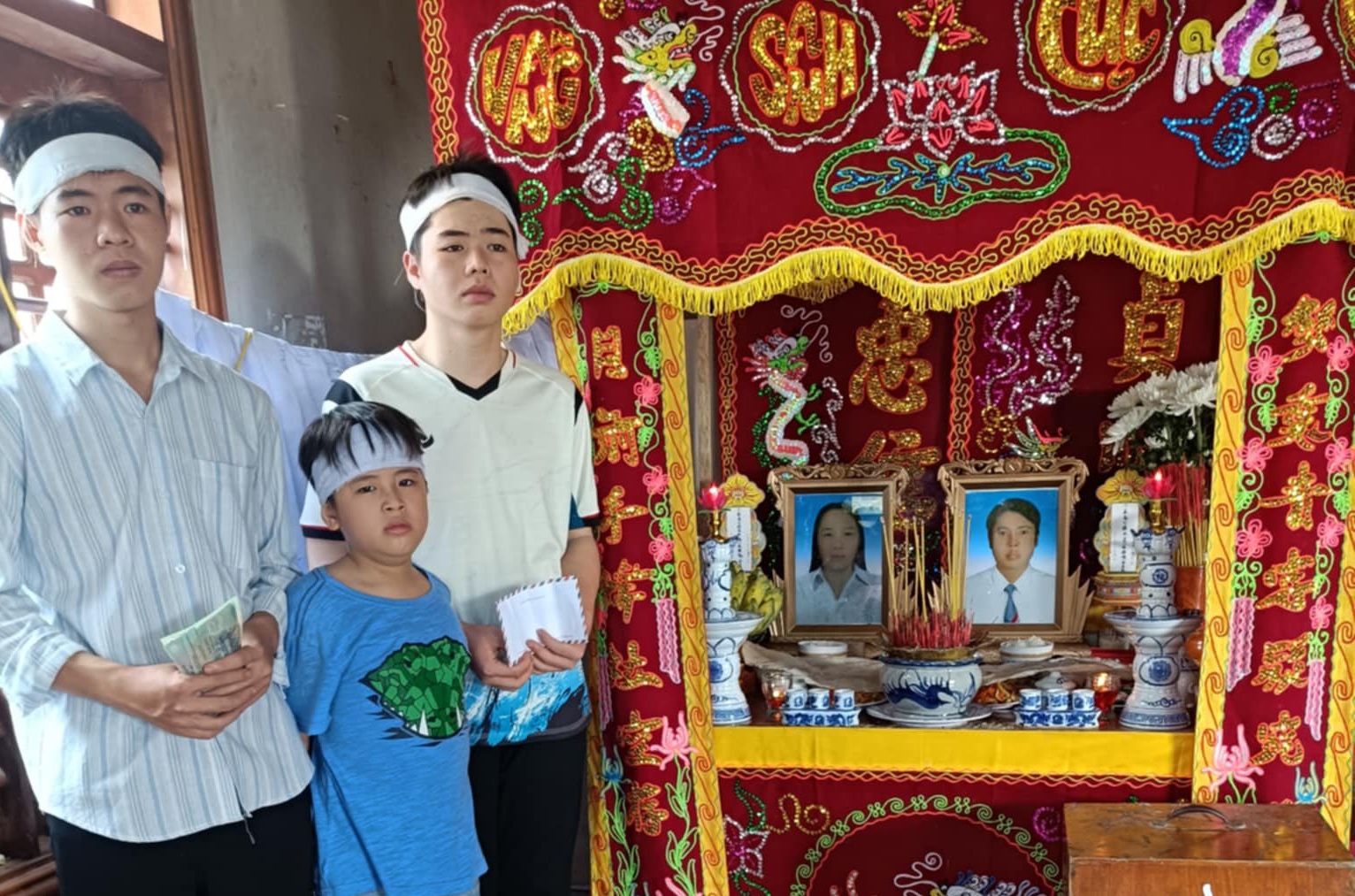 Ba anh em Thịnh, Phú và Khôi mất cha mẹ 