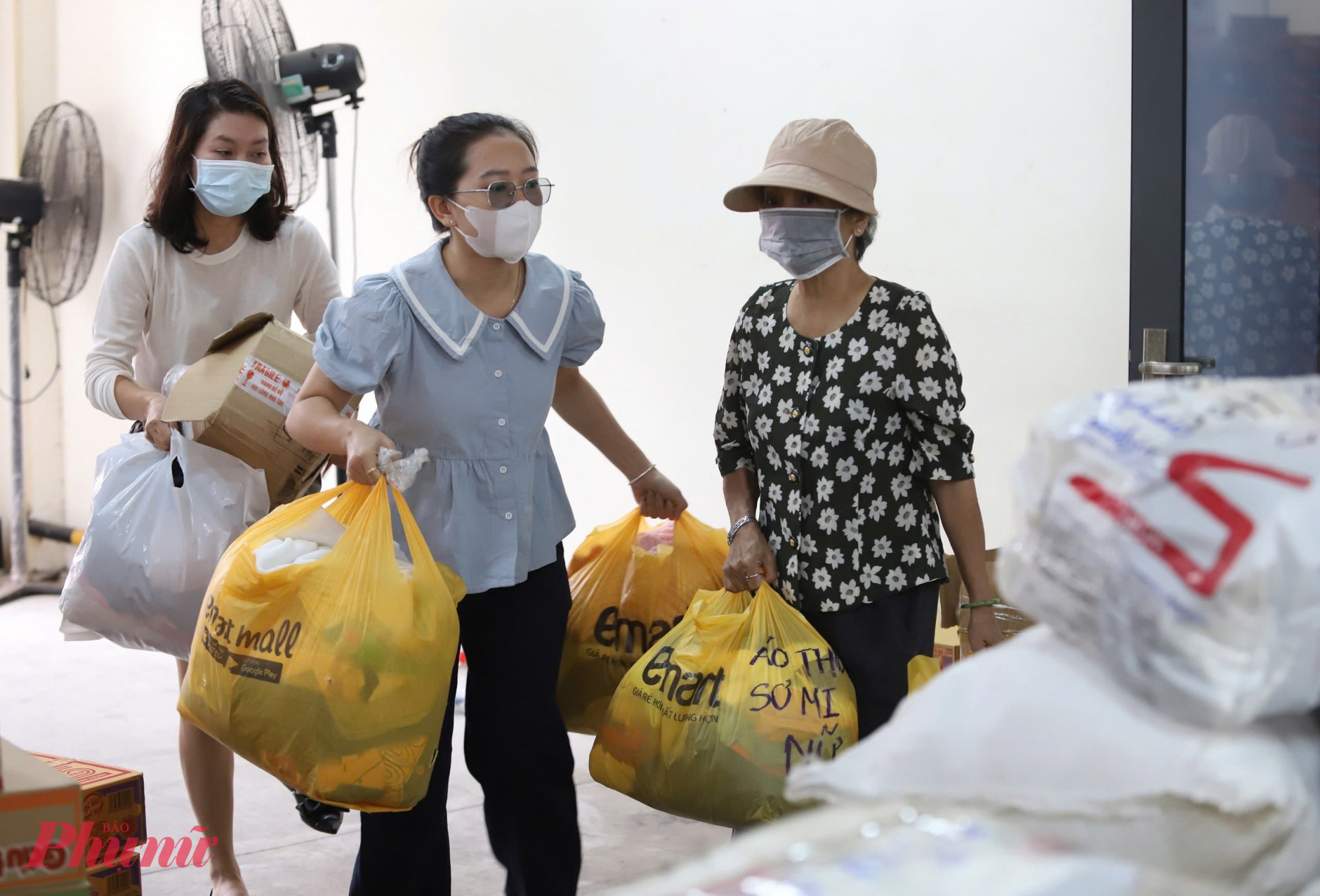 Người dân TPHCM đóng góp ủng hộ đồng bào vùng bão lũ - Ảnh; Thanh Tâm