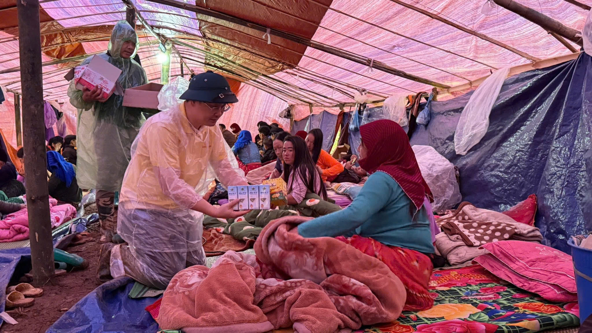 Cán bộ nhân viên Vingroup chia sẻ với bà con  Lũng Cú  -Tuyên Quang bị sạt lở nhà sau  bão 11