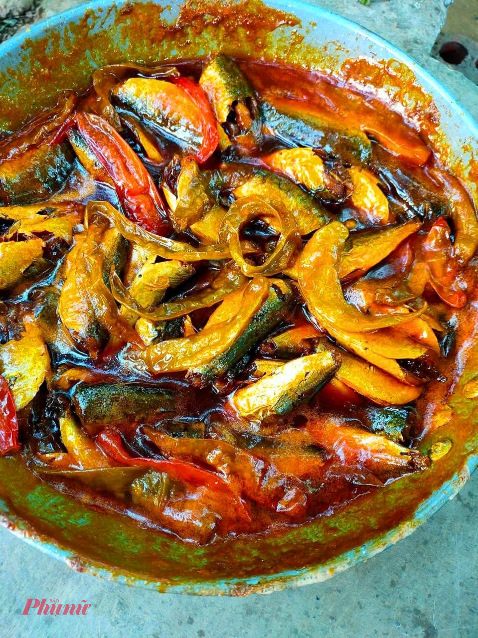 Nhóm thiện nguyện Tâm An - TP Huế tổ chức kho 2 tạ cá nục đóng thẩu nhựa để gửi vào hỗ trợ bà con vùng lũ Phú Yên.