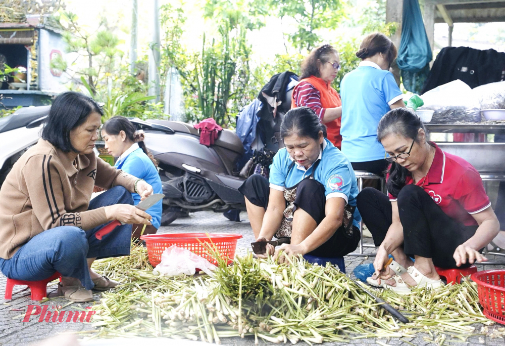 “Mỗi hũ muối thịt sả, mỗi phần cá cơm kho rim đều chứa đựng tấm lòng của chị em phụ nữ phường Phú Bài gửi tới đồng bào đang gặp khó khăn do thiên tai. Chúng tôi mong rằng những món quà nhỏ sẽ góp phần giúp bà con ấm lòng hơn, có thêm điều kiện vượt qua giai đoạn khó khăn, sớm ổn định cuộc sống”, Chủ tịch Hội LHPN phường Phú Bài Huỳnh Ngọc Trang chia sẻ.