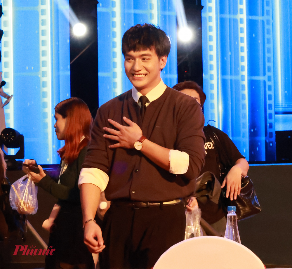 Diễn viên Đình Khang và Nhật Hoàng tươi tắn giao lưu với người hâm mộ