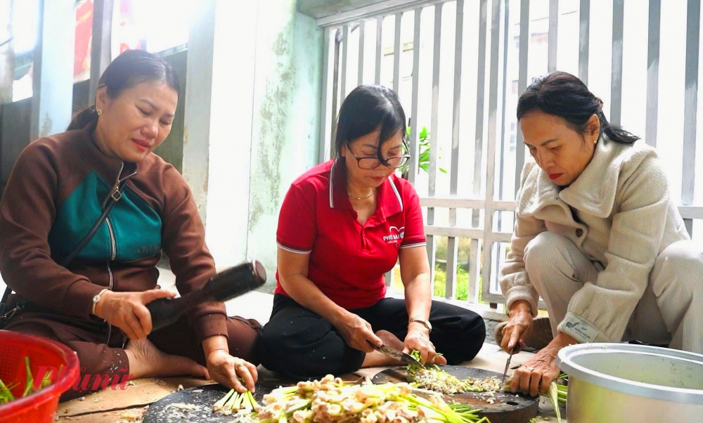 Sau khi tiếp nhận kinh phí đóng góp, ngay từ chiều 13/11, đông đảo cán bộ, hội viên phụ nữ phường Phú Bài đã tập trung chuẩn bị nguyên liệu, tổ chức chế biến và đóng gói hơn 500 hũ muối thịt sả và cá cơm kho rim để kịp thời chuyển đến cho bà con các khu vực bị ảnh hưởng do mưa lũ. Muối thịt sả và cá cơm kho rim là các món ăn truyền thống, giàu dinh dưỡng, bảo quản được lâu ngày - là nguồn hỗ trợ thiết thực cho bà con trong lúc này.
