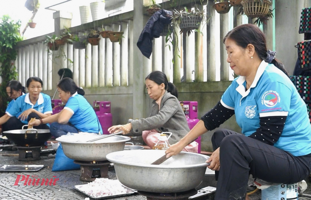 Trong hai ngày 23-24/11, gần 100 cán bộ, hội viên Hội Liên hiệp Phụ nữ phường Phú Bài đã tham gia chế biến hơn 500 hũ muối thịt sả và cá cơm kho rim để gửi tặng người dân các tỉnh Nam Trung Bộ và Tây Nguyên đang chịu ảnh hưởng nặng nề của mưa lũ.