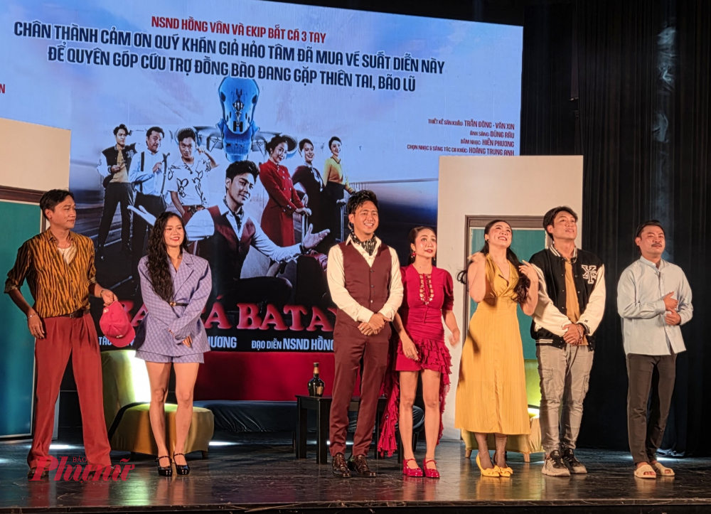 Các nghệ sĩ tri ân khán giả đã mua vé tại suất diễn tối 23/11 - Ảnh: Ngọc Tuyết