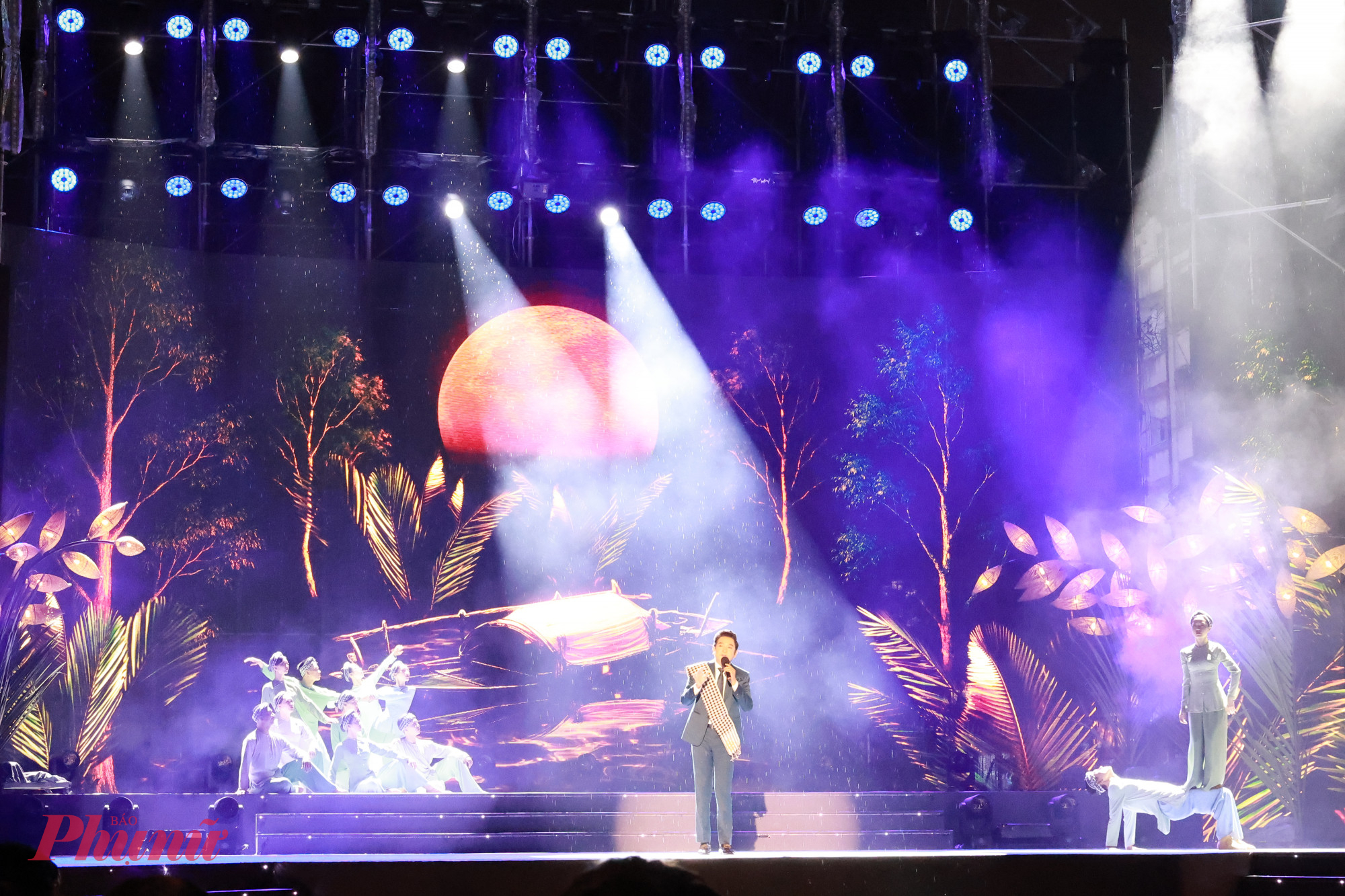 NSND Trọng Phúc trình diễn mở màn tiết mục âm nhạc